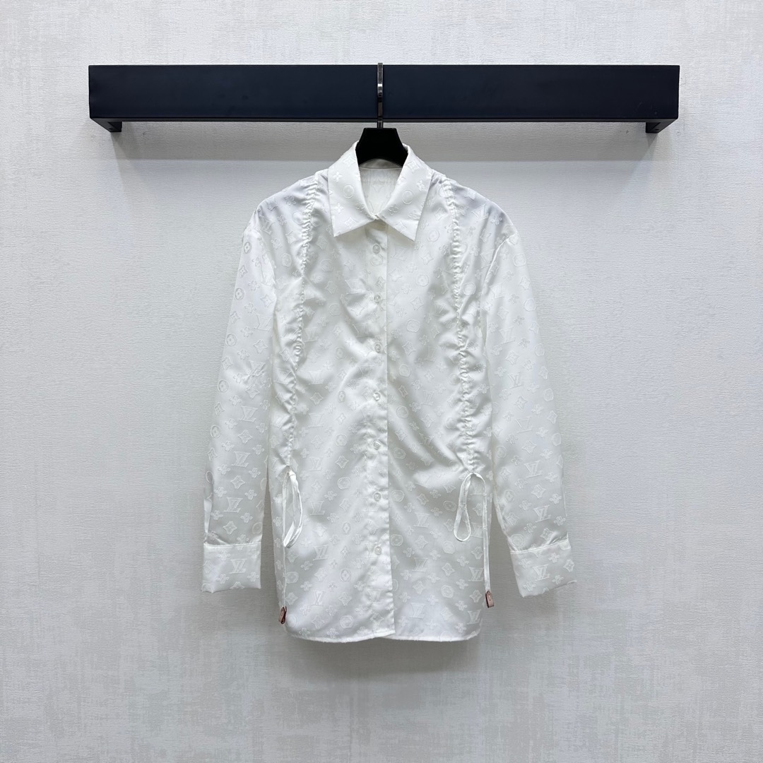 NO:447323,Louis Vuitto* new product lapel jacquard shirt customized YB imported jacquard material, sagging and comfortable and textured, presenting three-dimensional and clear four-leaf clover elements and letter pattern logo decoration, highlighting the brand tone, sideways extend from shoulders to the hem waist drawstring design, embellished with leather buttons at the end of the drawstring, simple and fashionable style, adding layered style, surface accessories development, lapel long-sleeved shirt cutting, can be matched with the same series of shorts, complete sets of fashion, full of fashionable style, full of fashion, can also be purchased separately, high-end version,,louis vuitton, shorts,shirts,alexander wang19860909Louis Vuitto*新品上架翻领提花衬衫定制YB进口提花材质 垂顺舒适有质 通体呈现立体清晰的四叶草元素和字母图案徽标装饰 彰显品牌调性 侧身自肩膀延伸到下摆后腰抽绳设计 配合皮标扣点缀于抽绳末端 风格简约时尚 增添造型层次感 面辅料开发 翻领长袖衬衫裁剪 可搭配同系列短裤 成套穿搭满满时髦风格 洋气十足 也可分开购入搭配  高版本,,louis vuitton,shorts,shirts,alexander wang,Women's clothing