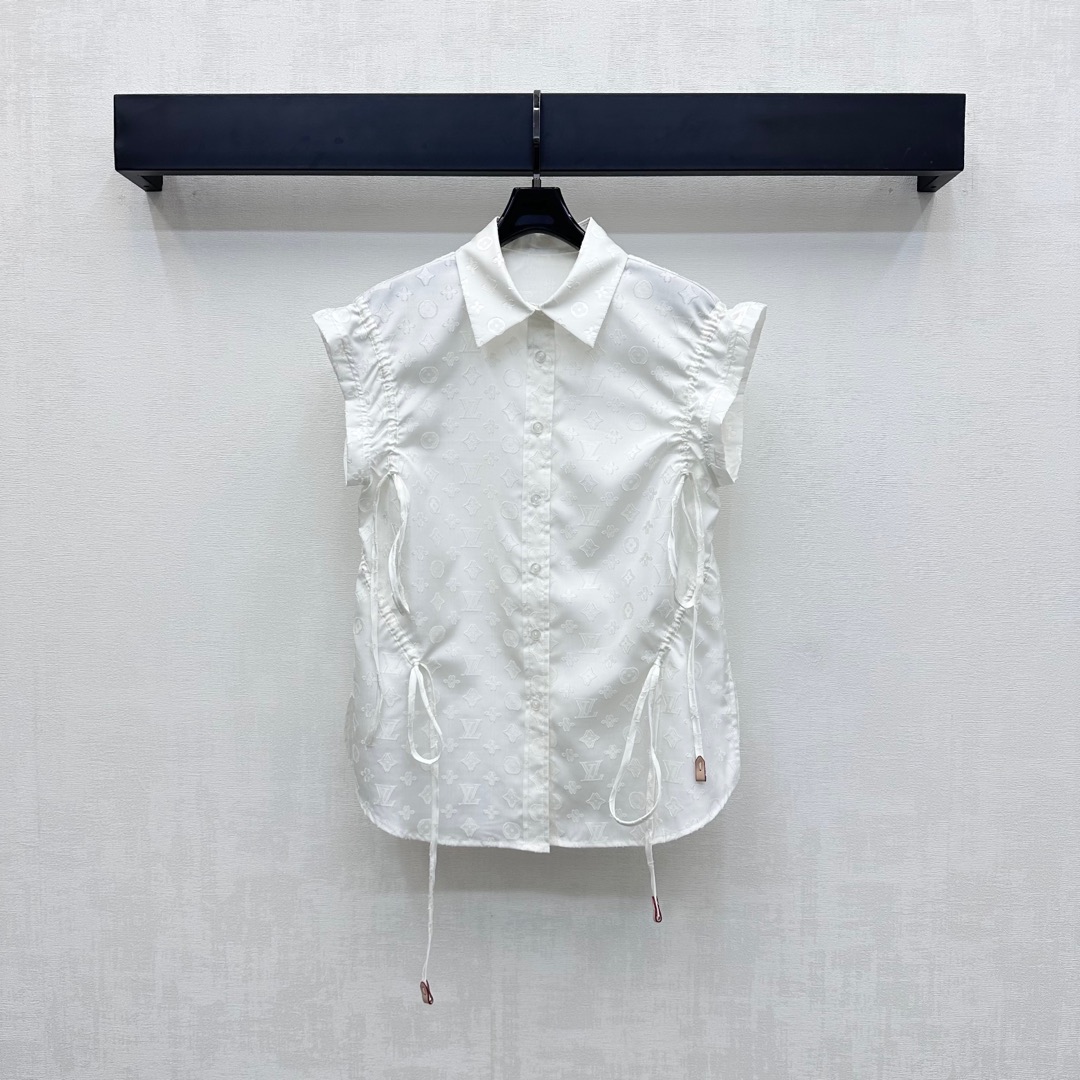 NO:447281,Louis Vuitto*'s newest product is customized with wide-sleeved jacquard shirts. It is comfortable and textured. The whole body presents three-dimensional and clear four-leaf clover elements and letter pattern logo decoration. It highlights the brand tone. Use open-clad buttons to adjust the side contour drawstring design. It is decorated with leather buttons and embellishes the end of the drawstring. The style is simple and fashionable. It adds a sense of styling. The surface auxiliary materials are developed. Folding wide-sleeved shirts can be matched with the same series of shorts. The set is full of fashionable style and full of style. It can also be purchased separately. High-version, louis vuitton, shorts, shirts, alexander wang19860909Louis Vuitto*新品上架阔袖提花衬衫定制YB进口提花材质 垂顺舒适有质 通体呈现立体清晰的四叶草元素和字母图案徽标装饰 彰显品牌调性 沿用开襟纽扣调节侧身轮廓抽绳设计 配合皮标扣点缀于抽绳末端 风格简约时尚 增添造型层次感 面辅料开发 翻折阔袖衬衫裁剪 可搭配同系列短裤 成套穿搭满满时髦风格 洋气十足 也可分开购入搭配  高版本,,louis vuitton,shorts,shirts,alexander wang,Women's clothing