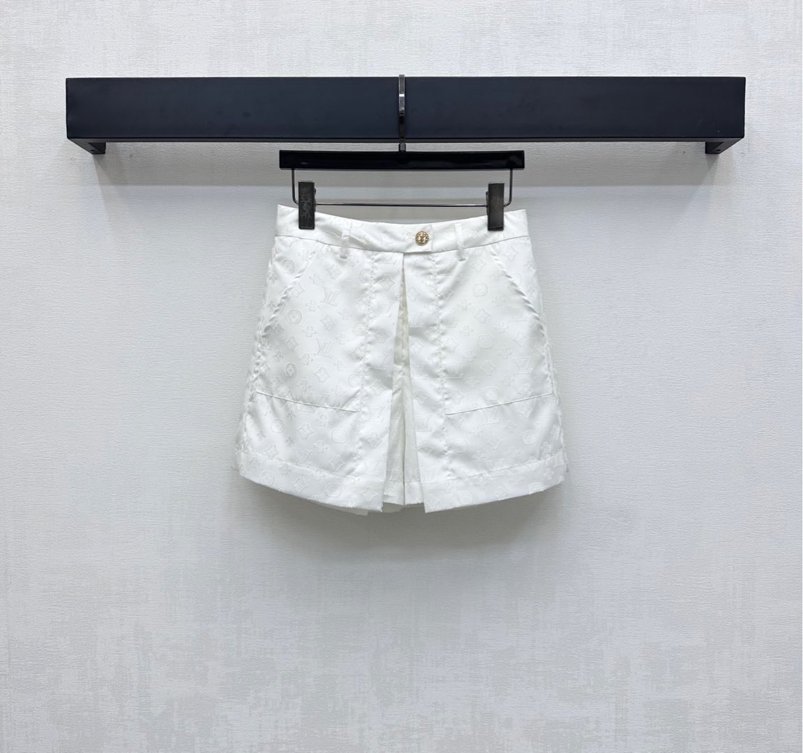 NO:447269,Louis Vuitto* new product is available on the shelves of high-waist spliced ​​shorts customized YB imported jacquard material, sagging and comfortable and textured. The whole body presents three-dimensional and clear four-leaf clover elements and letter pattern logo decoration, highlighting the brand tone. Symmetrical two-piece shading of the trouser legs, cut and modifying curves, slimming and long legs, and adds styling layering. Developed with auxiliary materials, high-waist button shorts, can be matched with the same series of shirts. The set is full of fashionable style and full of style. You can also buy it separately. High-version,,louis vuitton, shorts,alexander wang19860909Louis Vuitto*新品上架高腰拼接短裤定制YB进口提花材质 垂顺舒适有质 通体呈现立体清晰的四叶草元素和字母图案徽标装饰 彰显品牌调性 裤腿对称两片式遮挡 裁剪修饰曲线 显瘦超显腿长 增添造型层次感 面辅料开发 高腰系扣短裤剪裁 可搭配同系列衬衣 成套穿搭满满时髦风格 洋气十足 也可分开购入搭配  高版本,,louis vuitton,shorts,alexander wang,Women's clothing