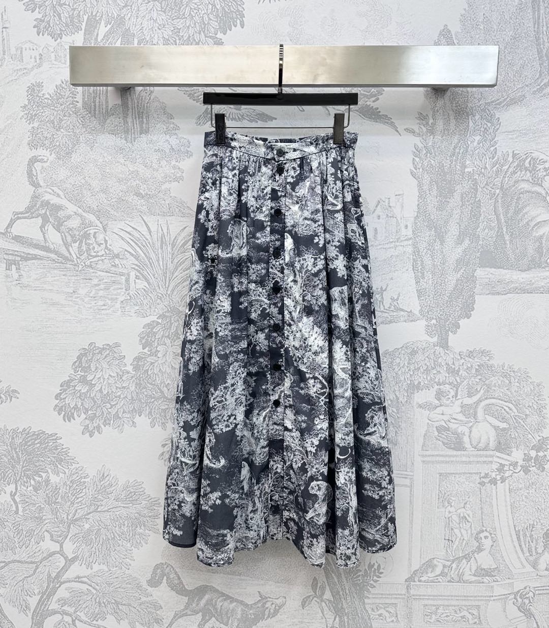 NO:447338,Dio*'s new product is on the shelves of printed pleated skirts, custom YB imported twill cotton, smooth and comfortable, full of printed animals and plants, natural jungle pattern elements, highlighting the brand tone, using single-row engraved letter round buckle adjustment design, combined with the pleated skirt style, the upper body is more inclusive and slimming, surface auxiliary materials development, high waist mid-length skirt tailoring, can be matched with the same series of shirts, complete sets of high-fashioned outfits, vacation atmosphere, series development, high-end version,,dior, skirts,shirts,alexander wang19860909Dio*新品上架印花压褶半裙定制YB进口斜纹全棉材质 光泽垂顺舒适 通体满印动植物自然丛林图案元素 彰显品牌调性 沿用单排刻印字母圆扣调节设计 配合压褶裙摆版型处理 上身更为包容显瘦 面辅料开发 高腰中长半裙剪裁 可搭配同系列衬衫 成套穿搭高级时髦 度假气息拉满 系列开发  高版本,,dior,skirts,shirts,alexander wang,Women's clothing