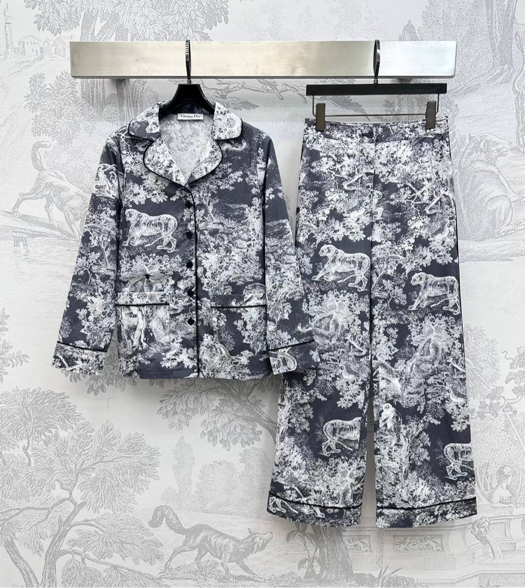 NO:447331,Dio* new product is on the shelves of printed shirts and trousers sets customized YB imported twill cotton material breathable and comfortable, full texture, full of printed animals and plants, natural jungle pattern elements, highlighting the brand tone, drawstring elastic band trousers, encompassing legs, outline the waist and highlight the figure, easily wear it to make the holiday fashionable, surface accessories, lapel long sleeve shirts and trousers tailoring, complete sets of high-end fashionable, home and outdoor wear, series development, high-end version,,dior,shirts,alexander wang19860909Dio*新品上架印花衬衣长裤套装定制YB进口斜纹全棉材质 透气舒适 质感十足 通体满印动植物自然丛林图案元素 彰显品牌调性 抽绳弹力带长裤包容腿型 勾勒腰身凸显身材 轻松穿出度假时髦感 面辅料开发 翻领长袖衬衫长裤剪裁 成套穿搭高级时髦 家居外穿都 系列开发  高版本,,dior,shirts,alexander wang,Women's clothing