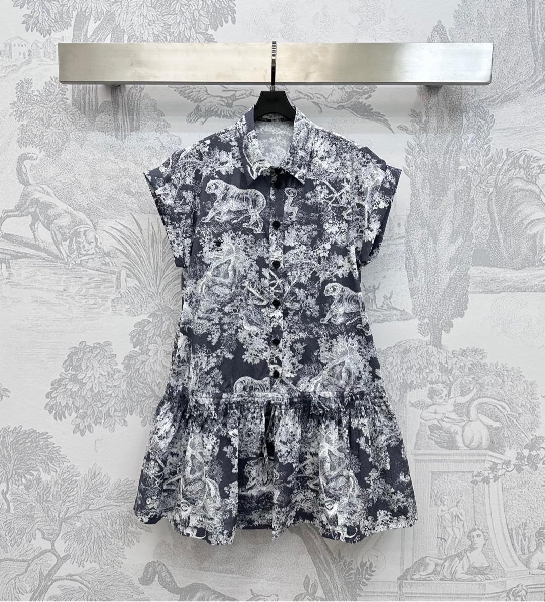 NO:447303,Dio*'s new product is on the shelves of printed lapel dress with custom YB imported twill cotton material, smooth and comfortable, full of printed animals and plants, natural jungle pattern elements, highlighting the brand tone, half-paced engraved letters, logo round buckle adjustment decoration, low waist drawstring tighten the umbrella-shaped exterior pleated skirt design, add layering, easy to divide the upper and lower proportions, the upper body is more inclusive and slimming, surface auxiliary materials development, sleeveless dress tailoring, high-end and fashionable outfit, vacation atmosphere full, series development, high-end version,,dior, skirts,alexander wang19860909Dio*新品上架印花翻领连衣裙定制YB进口斜纹全棉材质 光泽垂顺舒适 通体满印动植物自然丛林图案元素 彰显品牌调性 半开襟刻印字母徽标圆扣调节装饰 低腰处抽绳收紧伞状外扩压褶裙摆设计 增添造型层次感 轻松划分上下比例 上身更为包容显瘦 面辅料开发 无袖连衣裙剪裁 穿搭高级时髦 度假气息拉满 系列开发  高版本,,dior,skirts,alexander wang,Women's clothing