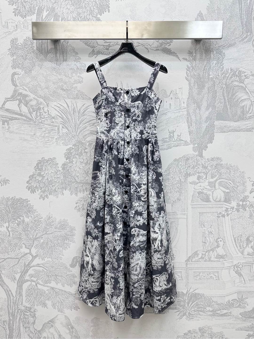 NO:447319,Dio*'s new product is on the shelves of printed suspender dresses, custom YB imported twill cotton, smooth and comfortable, full of printed animals and plants, natural jungle pattern elements, highlighting the brand tone, open-clad engraved letters, logo, round buckle adjustment decoration, add layering, high waistline divides the upper and lower proportions, and matches the umbrella-shaped expansive skirt design, the upper body is more inclusive and slimming, surface auxiliary materials development, suspender flat-mouth dress tailoring, high-end fashion, vacation atmosphere full, series development, high-end version,,dior, skirts,alexander wang19860909Dio*新品上架印花吊带连衣裙定制YB进口斜纹全棉材质 光泽垂顺舒适 通体满印动植物自然丛林图案元素 彰显品牌调性 开襟刻印字母徽标圆扣调节装饰 增添造型层次感 高腰线划分上下比例 配合伞状外扩裙摆设计 上身更为包容显瘦 面辅料开发 吊带平口连衣裙剪裁 穿搭高级时髦 度假气息拉满 系列开发  高版本,,dior,skirts,alexander wang,Women's clothing