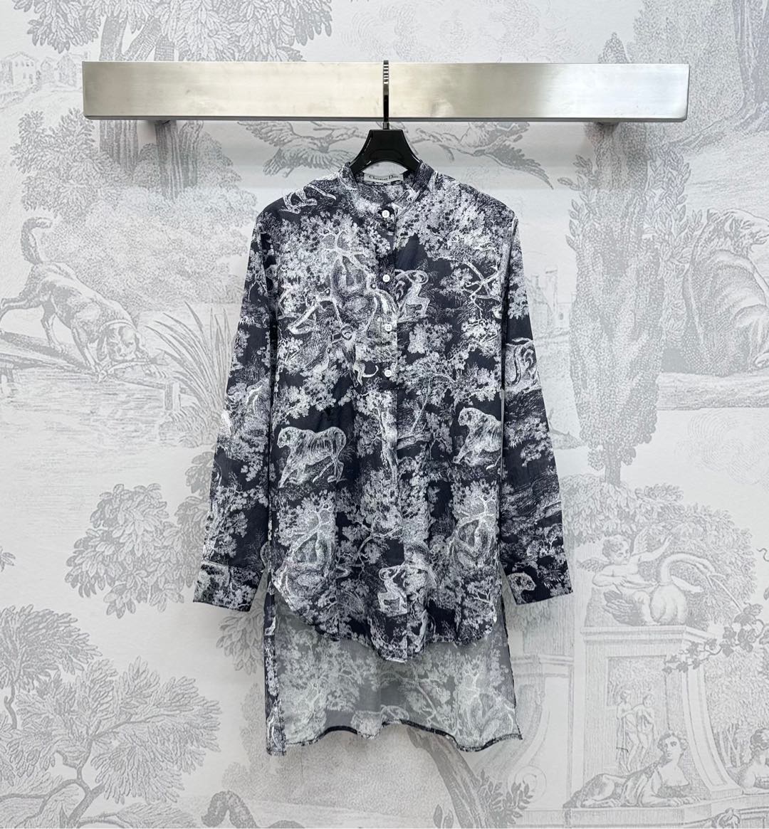 NO:447352,Dio*'s new product is on the shelves of printed long-sleeved shirts, customized YB imported twill cotton, smooth and comfortable, full of printed animals and plants, natural jungle pattern elements, highlighting the brand tone, half-paced button adjustment design, short front and long rear style treatment, add layering of the shape, more inclusive and slimming, surface accessories, vertical collar silhouette shirt tailoring, can be matched with skirts in the same series, complete sets of high-end and fashionable, vacation atmosphere, series development, high-end version,,dior, skirts,shirts,alexander wang19860909Dio*新品上架印花长袖衬衫定制YB进口斜纹全棉材质 光泽垂顺舒适 通体满印动植物自然丛林图案元素 彰显品牌调性 半开襟纽扣调节设计 配合前短后长版型处理 增添造型层次感 上身更为包容显瘦 面辅料开发 立领廓形衬衫剪裁 可搭配同系列半裙 成套穿搭高级时髦 度假气息拉满 系列开发  高版本,,dior,skirts,shirts,alexander wang,Women's clothing