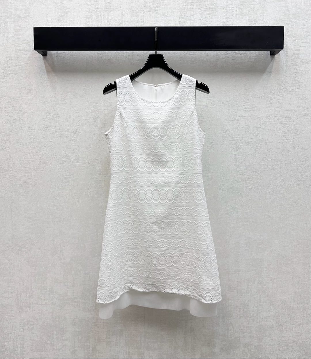 NO:447294,Celin*'s new product is on the shelves of Heavy Industry Embroidered Vest Skirt Customized YB imported twill cotton material Comfortable and delicate, Embroidered logo elements in the whole body, showing the brand tone, with the double-layer skirt hem splicing design, adding layered look, surface auxiliary material development, sleeveless dress tailoring, neat and slim, French-style French-style temperament, three-dimensional tailoring more highlights the proportional advantages of the high waistline, a dress that can be used for daily commuting and vacation, easy to wear to create a fashionable feeling, high version 2 colors, celine, skirts, alexander wang19860909Celin*新品上架重工绣花背心裙定制YB进口斜纹全棉材质 舒适细腻 通体横向双重轮廓绣花徽标元素 彰显品牌调性 配合双层裙摆拼接设计 增添造型层次感 面辅料开发 无袖连衣裙剪裁 裁剪利落修身 上身法式清新气质拉满 立体剪裁更凸显高位腰线的比例优势 日常通勤度假都可驾驭的连衣裙 轻松穿搭出洋气感 高版本2色,,celine,skirts,alexander wang,Women's clothing