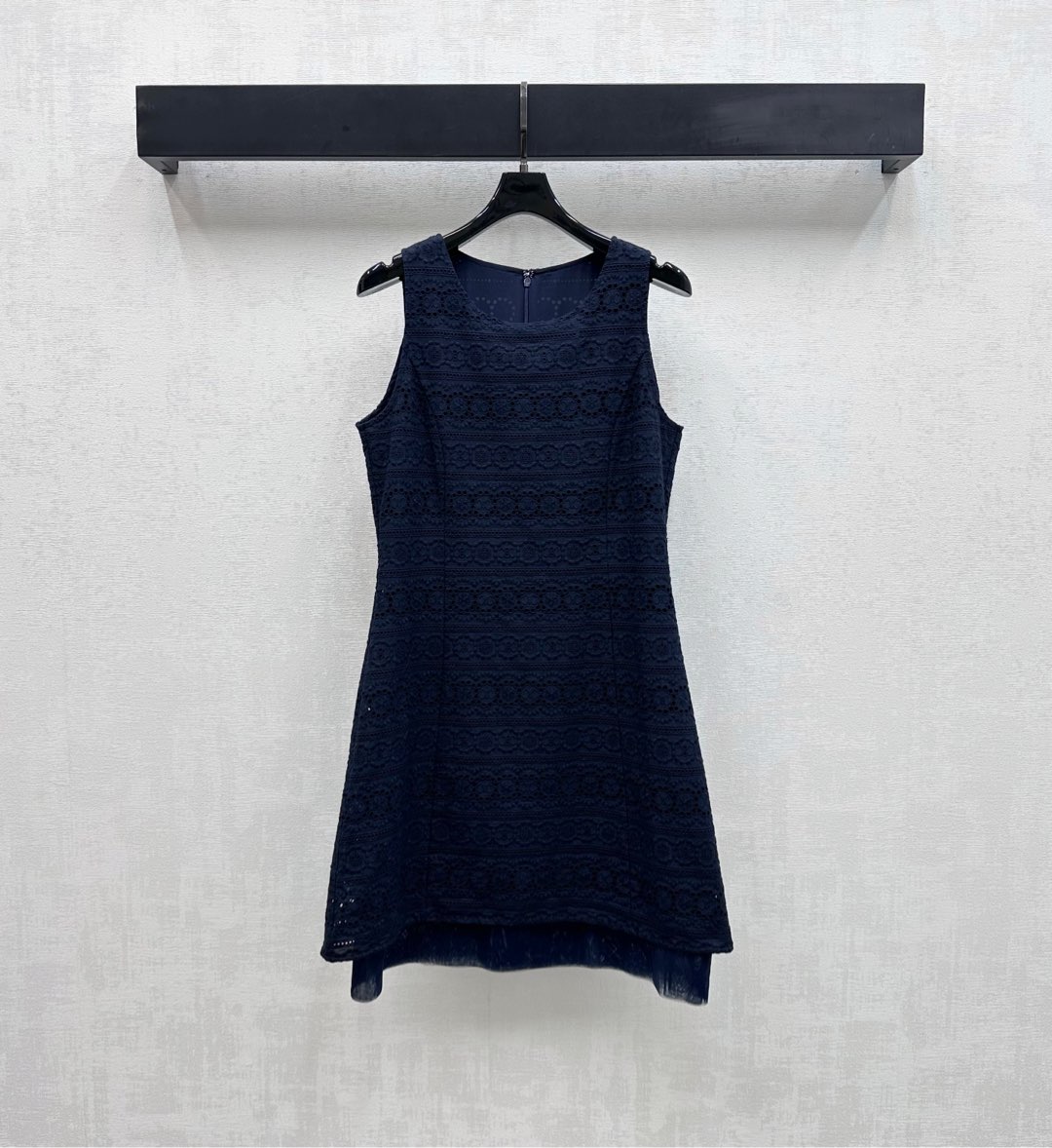 NO:447310,Celin*'s new product is on the shelves of Heavy Industry Embroidered Vest Skirt Customized YB imported twill cotton material Comfortable and delicate, Embroidered logo elements in the whole body, showing the brand tone, with the double-layer skirt hem splicing design, adding layered look, surface auxiliary material development, sleeveless dress tailoring, neat and slim, French-style French-style temperament, three-dimensional tailoring more highlights the proportional advantages of the high waistline, a dress that can be used for daily commuting and vacation, easy to wear to create a fashionable feeling, high version 2 colors, celine, skirts, alexander wang19860909Celin*新品上架重工绣花背心裙定制YB进口斜纹全棉材质 舒适细腻 通体横向双重轮廓绣花徽标元素 彰显品牌调性 配合双层裙摆拼接设计 增添造型层次感 面辅料开发 无袖连衣裙剪裁 裁剪利落修身 上身法式清新气质拉满 立体剪裁更凸显高位腰线的比例优势 日常通勤度假都可驾驭的连衣裙 轻松穿搭出洋气感 高版本2色,,celine,skirts,alexander wang,Women's clothing