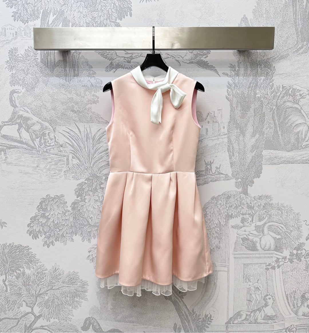 NO:447295,Skf* new product stand-alone bow vest skirt with custom YB imported twill material, smooth and comfortable, crisp and stylish, voxel color uses cut and details to enhance the exquisiteness, matched with neckline bow decoration, light up details, highlight the brand tone, pleated skirt with mesh lining design, add styling layering, surface auxiliary material development, stand-alone sleeveless dress tailoring, commuting date wear simple and high-end, brilliant and fashionable, high-end version 2 colors, skirts, alexander wang19860909Skf*新品上架立领蝴蝶结背心裙定制YB进口斜纹绸材质 垂顺舒适 挺括有型 通体素色利用裁剪和细节提升精致度 搭配领口蝴蝶结装饰 点亮细节 彰显品牌调性 压褶裙摆配合网纱内衬设计 增添造型层次感 面辅料开发 立领无袖连衣裙剪裁 通勤约会穿搭简约高级 出彩时髦 高版本2色,,skirts,alexander wang,Women's clothing