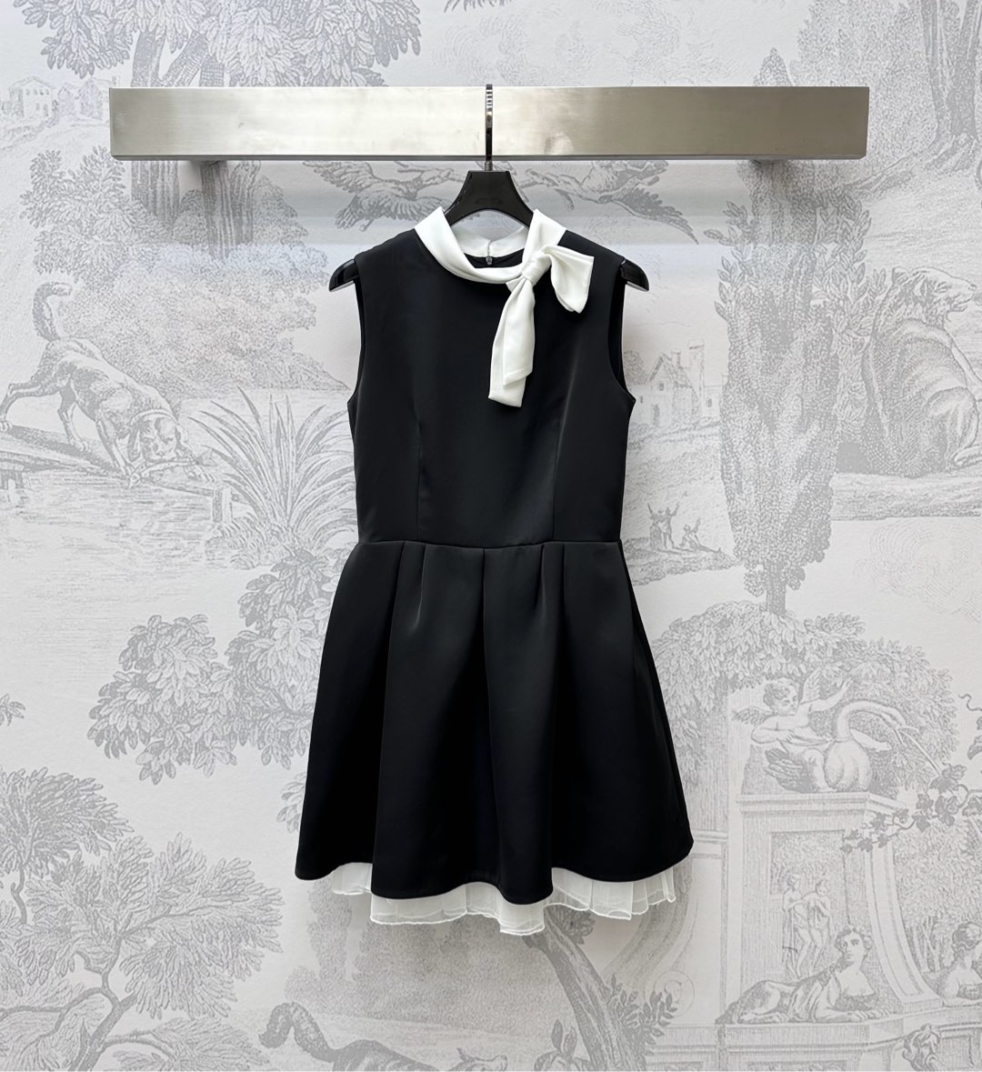 NO:447282,Skf* new product stand-alone bow vest skirt with custom YB imported twill material, smooth and comfortable, crisp and stylish, voxel color uses cut and details to enhance the exquisiteness, matched with neckline bow decoration, light up details, highlight the brand tone, pleated skirt with mesh lining design, add styling layering, surface auxiliary material development, stand-alone sleeveless dress tailoring, commuting date wear simple and high-end, brilliant and fashionable, high-end version 2 colors, skirts, alexander wang19860909Skf*新品上架立领蝴蝶结背心裙定制YB进口斜纹绸材质 垂顺舒适 挺括有型 通体素色利用裁剪和细节提升精致度 搭配领口蝴蝶结装饰 点亮细节 彰显品牌调性 压褶裙摆配合网纱内衬设计 增添造型层次感 面辅料开发 立领无袖连衣裙剪裁 通勤约会穿搭简约高级 出彩时髦 高版本2色,,skirts,alexander wang,Women's clothing