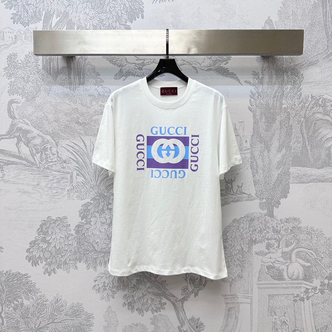 NO:447270,Gucc* new product on shelves letter printing T custom YB imported native cotton material breathable and comfortable, full texture, voxel color base with iconic letter printing pattern elements on the chest, highlighting the brand tone, simple and atmospheric upper body, surface auxiliary material development, round neck short-sleeved T-shirt tailoring, single layering, and fashionable, high version 2 colors, gucci, T-shirt, tees, t-shirt, alexander wang19860909Gucc*新品上架字母印花T定制YB进口原生全棉材质 透气舒适 质感十足 通体素色打底搭配胸口标志性字母印花图案元素 彰显品牌调性 上身简约大气 面辅料开发 圆领短袖T恤剪裁 单穿叠穿出彩时髦 高版本2色,,gucci,T-shirt,tees，t-shirt,alexander wang,Women's clothing