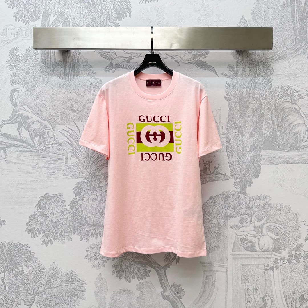 NO:447325,Gucc* new product on shelves letter printing T custom YB imported native cotton material breathable and comfortable, full texture, voxel color base with iconic letter printing pattern elements on the chest, highlighting the brand tone, simple and atmospheric upper body, surface auxiliary material development, round neck short-sleeved T-shirt tailoring, single layering, and fashionable, high version 2 colors, gucci, T-shirt, tees, t-shirt, alexander wang19860909Gucc*新品上架字母印花T定制YB进口原生全棉材质 透气舒适 质感十足 通体素色打底搭配胸口标志性字母印花图案元素 彰显品牌调性 上身简约大气 面辅料开发 圆领短袖T恤剪裁 单穿叠穿出彩时髦  高版本2色,,gucci,T-shirt,tees，t-shirt,alexander wang,Women's clothing