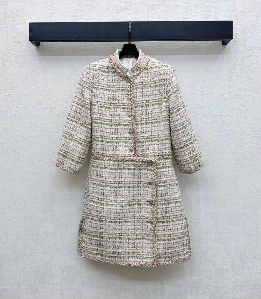 NO:447358,Chane*'s newest product is on the shelves of coarse-spoken dresses, custom YB imported fine imitation wool material, obvious texture, thick striped wool fabric creates a famous style model, front closure heavy-duty printed round button adjustment design, highlighting the brand tone, exquisite braided texture interspersed irregular colored thread, combined with the whole edge braid bundling decoration, adds a sense of styling, rich visual effects, surface auxiliary materials development, stand-alone button dress tailoring, fashionable and exquisite outfits, high-version 36 38 40,,chanel, skirts, alexander wang19860909Chane*新品上架粗纺洋装连衣裙定制YB进口精仿羊毛呢材质 肌理明显 粗花条纹毛呢面料打造名媛风典范 前襟重工印刻圆扣调节设计 彰显品牌调性 精致编织纹理穿插不规则彩色织线 配合通体边缘麻花辫捆条装饰 增添造型层次感 丰富视觉效果 面辅料开发 立领纽扣连衣裙剪裁 时髦精穿搭首选  高版本36 38 40,,chanel,skirts,alexander wang,Women's clothing