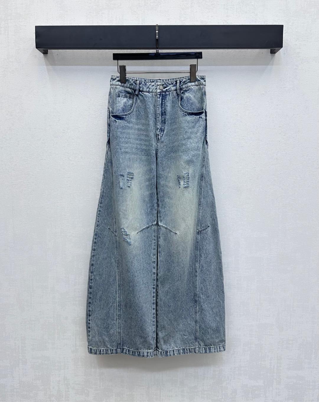 NO:448293,Dio*2025 new product is available on the shelves of high waist grinding white denim trousers customized YB imported twill cotton denim material, good breathability, soft and skin-friendly, multi-enzyme washing process, create retro denim color echoes the grinding white folds, adds styling layering, retro fashion, combined with the trouser leg grinding design, sewing the split line at the knee bend to create a scimitar effect, effectively modify the straight leg lines without restraint, iconic engraved five-pointed star letter logo button adjustment design, highlights the brand tone, surface auxiliary material development, high waist button wide-leg trousers tailoring, commuting and date wears a full high street casual style, high version, dior, alexander wang19860909Dio*2025新品上架高腰磨白牛仔长裤定制YB进口斜纹棉牛仔材质 透气性佳 柔软亲肤 多重酵素水洗工艺处理 打造复古牛仔色呼应磨白褶皱痕迹 增添造型层次感 复古时尚 配合裤腿磨破设计膝弯处缝制分割线打造弯刀效果 有效修饰直腿线条穿着无束缚感 标志性刻印五角星字母徽标纽扣调节设计 彰显品牌调性 面辅料开发 高腰系扣阔腿长裤剪裁 通勤约会穿出满满的高街休闲风  高版本,,dior,alexander wang,Women's clothing