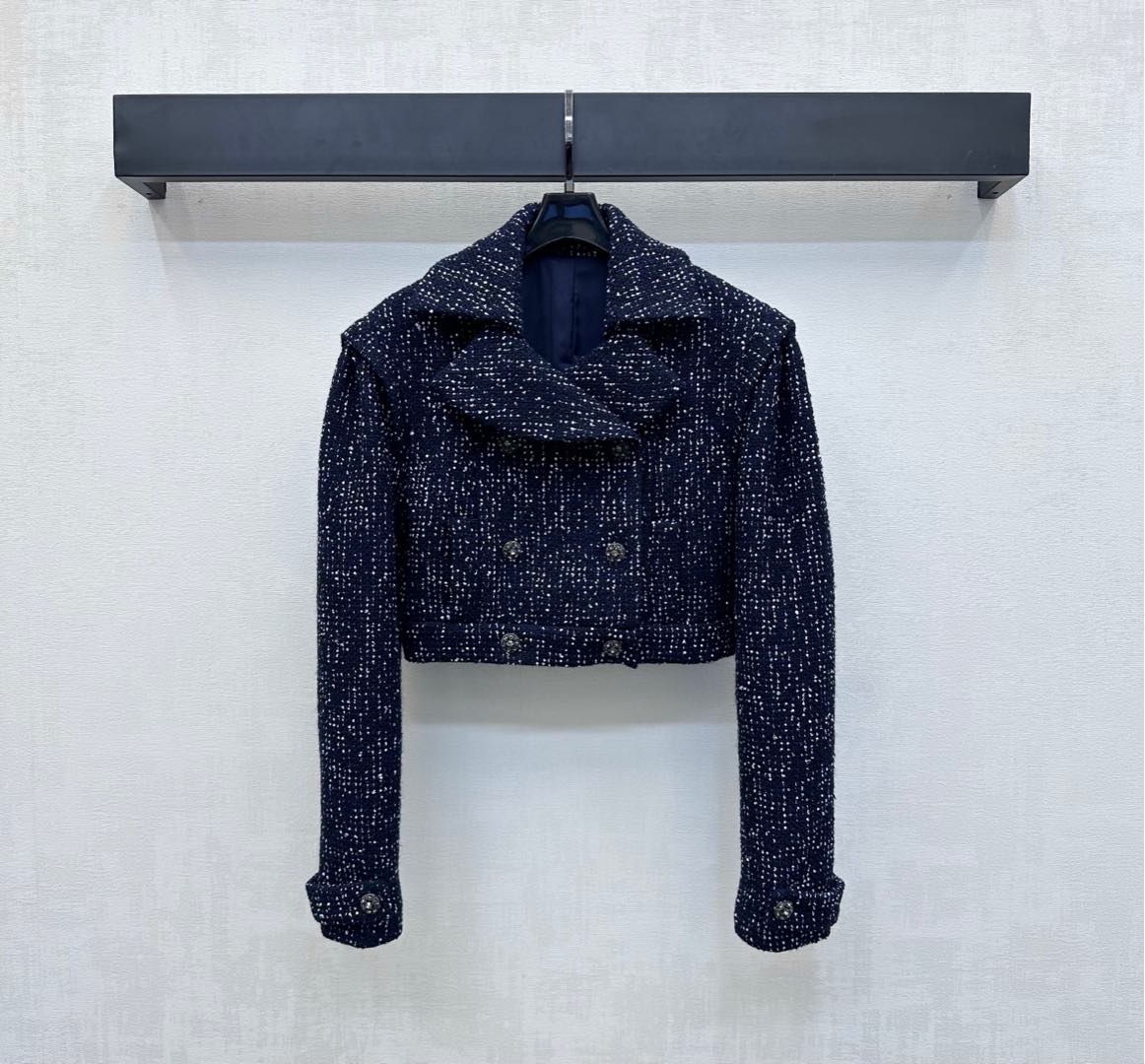 NO:448280,Chane*2025 new product is on the shelves of short dress jackets, custom YB imported coarse wool woolen material, obvious texture, full quality, deep sea blue base and beaded silver silk yarn interwoven, highlighting the brand tone, the front shoulder pad style fits the human body, matches the barge lapel design, adds a sense of styling, facial auxiliary materials development, lapel dress jacket style tailoring, can be matched with skirts in the same series, complete sets of high-end and noble, high-end version 36 38 40,,chanel, skirts, jackets & coats,alexander wang19860909Chane*2025新品上架短款洋装外套定制YB进口粗纺羊毛呢材质 肌理明显 品相十足 通体深海蓝打底配合珠片银丝纱线交织 彰显品牌调性 正肩垫肩版型贴合人体 配合枪驳式翻领设计 增添造型层次感 面辅料开发 翻领洋装外套版型剪裁 可搭配同系列半裙 成套穿搭高级贵气  高版本36 38 40,,chanel,skirts,jackets & coats,alexander wang,Women's clothing