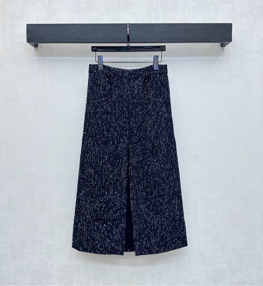 NO:448277,Chane*2025 new product is on the shelves of slit dress skirts custom YB imported coarse wool woolen material, obvious texture, full quality, deep sea blue base and beaded sheet silver wire yarn interwoven to highlight the brand tone, decorated with symmetrical pocket design, hem slit processing, add layered look, surface auxiliary material development, straight skirt style tailoring, can be matched with the same series of jackets, complete sets of high-end and noble high-end version 36 38 40,,chanel, skirts, jackets & coats,alexander wang19860909Chane*2025新品上架开叉洋装半裙定制YB进口粗纺羊毛呢材质 肌理明显 品相十足 通体深海蓝打底配合珠片银丝纱线交织 彰显品牌调性 饰以对称插兜口袋设计 配合下摆开叉处理 增添造型层次感 面辅料开发 直筒半裙版型剪裁 可搭配同系列外套 成套穿搭高级贵气  高版本36 38 40,,chanel,skirts,jackets & coats,alexander wang,Women's clothing