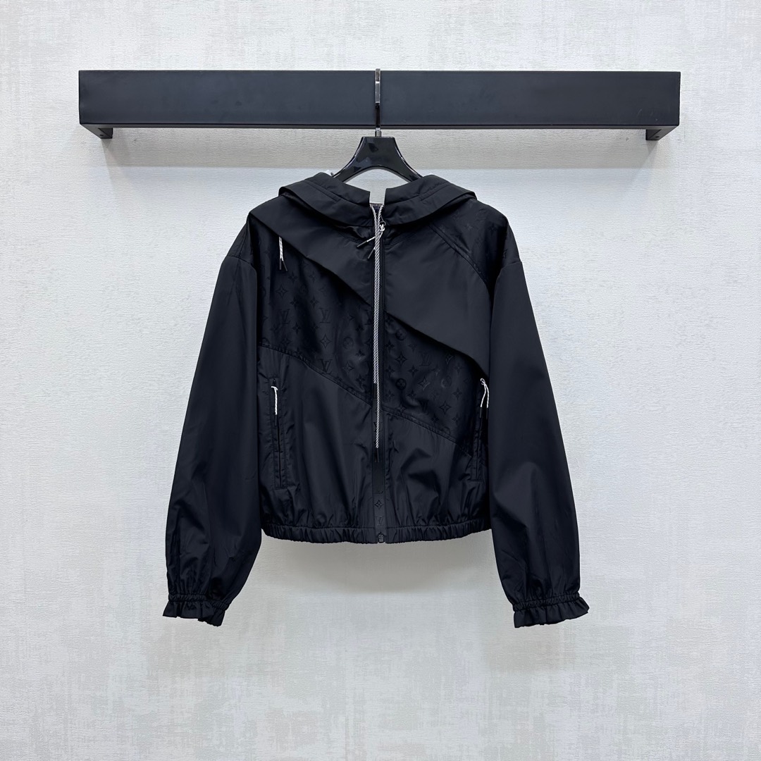 NO:448264,Louis Vuitto*2025 new product launches hooded short jacket jacket customized YB imported jacquard nylon material, breathable and comfortable, full texture, voxel color combined with the iconic four-leaf clover letters, dark pattern jacquard splicing, highlighting the brand tone, multi-twist color drawstring adjustment design, adding layering of shape, more lightweight and flexible, surface auxiliary material development, hooded short jacket tailoring, fashionable and relaxed style, the best choice for casual outfits, high-end version,,louis vuitton, jackets & coats, jackets & coats, hats, alexander wang19860909Louis Vuitto*2025新品上架连帽短款夹克外套定制YB进口提花尼龙材质 透气舒适 质感十足 通体素色配合标志性四叶草字母暗纹提花拼接处理 彰显品牌调性 多处绞色抽绳拉链调节设计 增添造型层次感 更为轻便灵活 面辅料开发 连帽短款外套剪裁 风格时髦松弛 休闲穿搭的不二之选 高版本,,louis vuitton,jackets & coats,jackets & coats,hats,alexander wang,Women's clothing