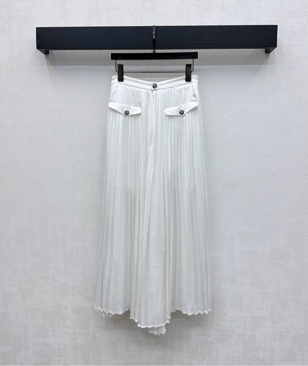 NO:448282,Chane*2025 new product is available on the shelves of plain pleated trousers, customized YB imported twill material, sleek, comfortable and stylish, voxel color base, combined with symmetrical pocket style design, highlight the brand tone, create a romantic and beautiful style, waist and abdomen fitting uses cutting and details to enhance the exquisiteness, add a sense of styling, surface auxiliary materials development, high-waist buckle trousers tailoring, upper body to modify the leg lines, more advanced temperament, high-version, chanel, alexander wang19860909Chane*2025新品上架素色百褶长裤定制YB进口斜纹绸材质 垂顺舒适有型 通体素色打底 配合对称口袋版型设计 彰显品牌调性 打造浪漫唯美风格 腰腹贴合利用裁剪和细节提升精致度 增添造型层次感 面辅料开发 高腰系扣长裤剪裁 上身修饰腿部线条 穿搭更为高级气质  高版本,,chanel,alexander wang,Women's clothing