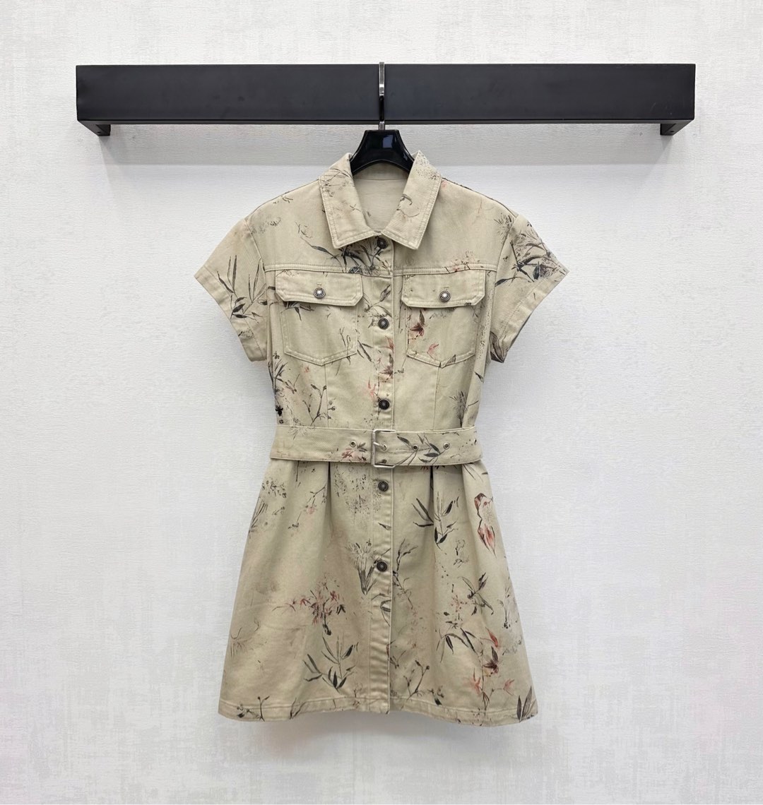 NO:449695,Dio*2025 new product is on the shelves of printed denim dresses, customized YB imported twill cotton denim material, multiple washes, soft, comfortable and stylish, symmetrical flip pocket design on the chest, add layered texture, full body active and full print of irregular orchids, flowers and birds, etc., highlight the brand tone, create a romantic and beautiful style, match with the perforated waist belt at the waist, outline the curve, surface auxiliary materials development, lapel short-sleeved dress tailoring, all seasons of outfit, high-end, dior, skirts, T-shirt, alexander wang19860909Dio*2025新品上架印花牛仔连衣裙定制YB进口斜纹棉牛仔材质 多重水洗 柔软舒适有型 胸前对称翻盖口袋设计 增添造型层次感 通体活性满印不规则兰草花鸟等新中式风格图案 彰显品牌调性 打造浪漫唯美风格 搭配腰间本布穿孔腰带勾勒曲线 面辅料开发 翻领短袖连衣裙剪裁 四季穿搭出彩时髦 高版本,,dior,skirts,T-shirt,alexander wang,Women's clothing