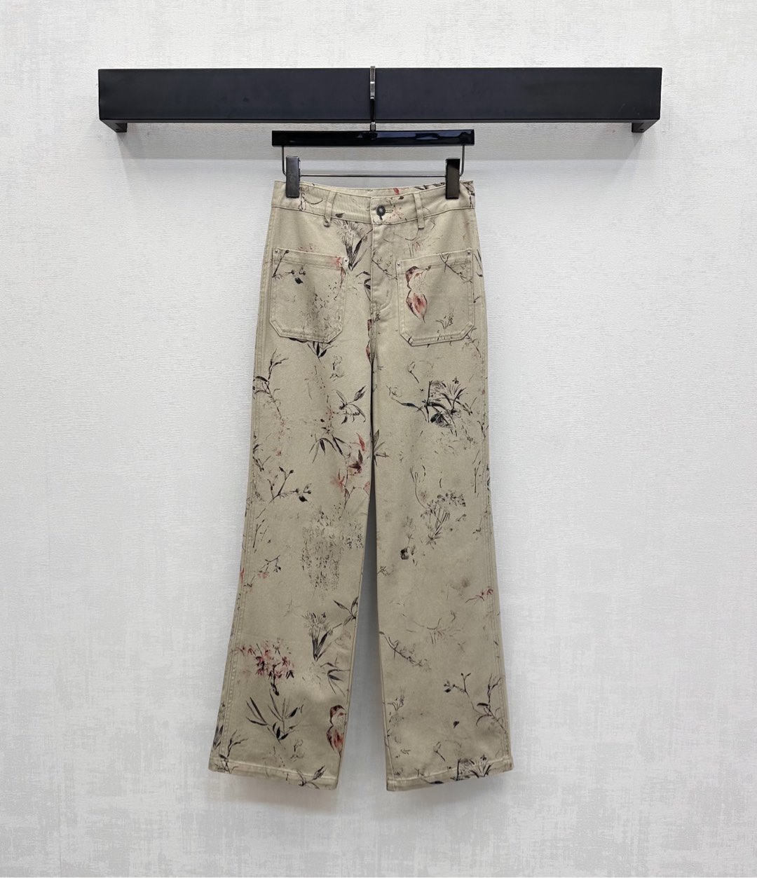 NO:449700,Dio*2025 new product is available for printing denim twill trousers customized YB imported jeans material, multiple washes, soft, comfortable and stylish, symmetrical pocket straight-piece design, add layering, full of active and irregular orchids, flowers and birds, and other new Chinese style patterns to highlight the brand tone, create a romantic and beautiful style, surface auxiliary materials development, high-waist buckle trousers tailored, can be matched with vests in the same series, highlighting the complete set or single wear, high-version, dior, alexander wang19860909Dio*2025新品上架印花牛仔长裤定制YB进口斜纹棉牛仔材质 多重水洗 柔软舒适有型 对称口袋直筒版型设计 增添造型层次感 通体活性满印不规则兰草花鸟等新中式风格图案 彰显品牌调性 打造浪漫唯美风格 面辅料开发 高腰系扣长裤剪裁 可搭配同系列马甲 成套或单穿都出彩时髦  高版本,,dior,alexander wang,Women's clothing