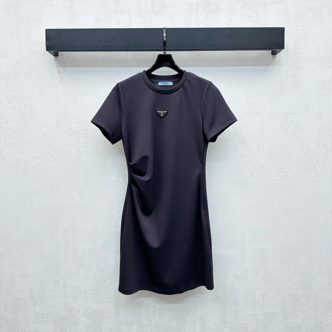 NO:450944,Prad*2025 new product launches the logo short-sleeved dress with custom YB imported twill cotton material, comfortable and stylish, the chest is decorated with an iconic triangle logo, highlighting the brand tone, the whole body is covered with the same color, the edge details are treated with waist pleated design, add a sense of styling, and the upper body adds an elegant atmosphere, the surface auxiliary material development, the short-sleeved dress style cut, the upper body is inclusive of the waistline, the exquisite and fashionable feeling, suitable for the four seasons of date and commuting, high-version 2 colors,,prada, skirts, T-shirt, alexander wang19860909Prad*2025新品上架徽标短袖连衣裙定制YB进口斜纹全棉材质 舒适有型 胸前饰以标志性三角徽标点缀装饰 彰显品牌调性 通体同色系包边细节处理 配合腰间压褶设计 增添造型层次感 上身增添优雅气息 面辅料开发 短袖连衣裙版型剪裁 上身包容腰身线条 尽显精致洋气感 约会通勤四季适配穿搭  高版本2色,,prada,skirts,T-shirt,alexander wang,Women's clothing