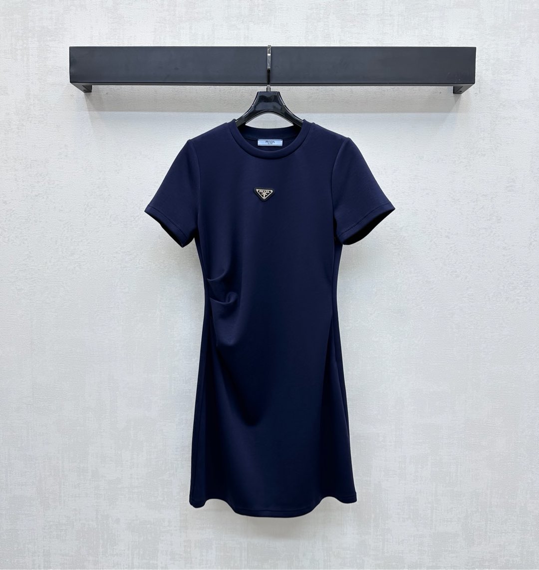 NO:450934,Prad*2025 new product launches the logo short-sleeved dress with custom YB imported twill cotton material, comfortable and stylish, the chest is decorated with an iconic triangle logo, highlighting the brand tone, the whole body is covered with the same color, the edge details are treated with waist pleated design, add a sense of styling, and the upper body adds an elegant atmosphere, the surface auxiliary material development, the short-sleeved dress style cut, the upper body is inclusive of the waistline, the exquisite and fashionable feeling, suitable for the four seasons of date and commuting, high-version 2 colors,,prada, skirts, T-shirt, alexander wang19860909Prad*2025新品上架徽标短袖连衣裙定制YB进口斜纹全棉材质 舒适有型 胸前饰以标志性三角徽标点缀装饰 彰显品牌调性 通体同色系包边细节处理 配合腰间压褶设计 增添造型层次感 上身增添优雅气息 面辅料开发 短袖连衣裙版型剪裁 上身包容腰身线条 尽显精致洋气感 约会通勤四季适配穿搭  高版本2色,,prada,skirts,T-shirt,alexander wang,Women's clothing