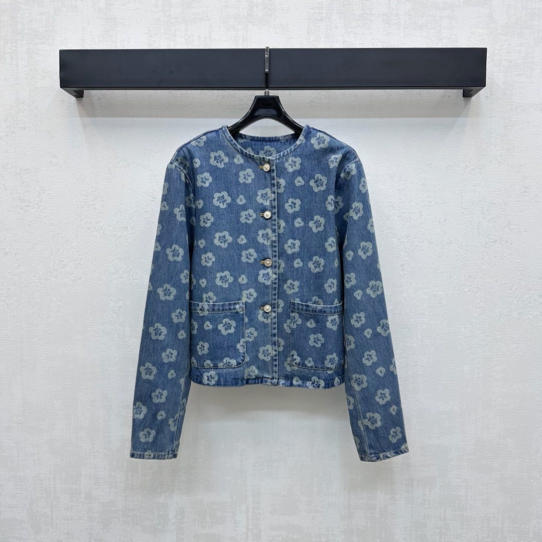 NO:450982,Chane*2025 new product is on the shelves of printed denim jackets customized YB twill cotton denim material Multi-enzyme washing made of old retro dark blue, full of camellia elements, highlighting the brand tone, single row of front closure, round buckle adjustment design, combined with symmetrical pocket style decoration, add layered look, surface auxiliary material development, round-neck jacket tailoring, can be matched with the same series of trousers and skirts, complete sets of fashionable and fashionable, can also be purchased separately, high-version 36 38 40,,chanel, skirts, jackets & coats, jackets & coats, alexander wang19860909Chane*2025新品上架印花牛仔外套定制YB斜纹棉牛仔材质 多重酵素水洗做旧复古深蓝色 通体印满山茶花元素 彰显品牌调性 前襟单排重工印刻圆扣调节设计 配合对称口袋版型装饰 增添造型层次感 面辅料开发 圆领夹克外套剪裁 可搭配同系列裤裙 成套穿搭时髦洋气 也可分开购入搭配   高版本36 38 40,,chanel,skirts,jackets & coats,jackets & coats,alexander wang,Women's clothing