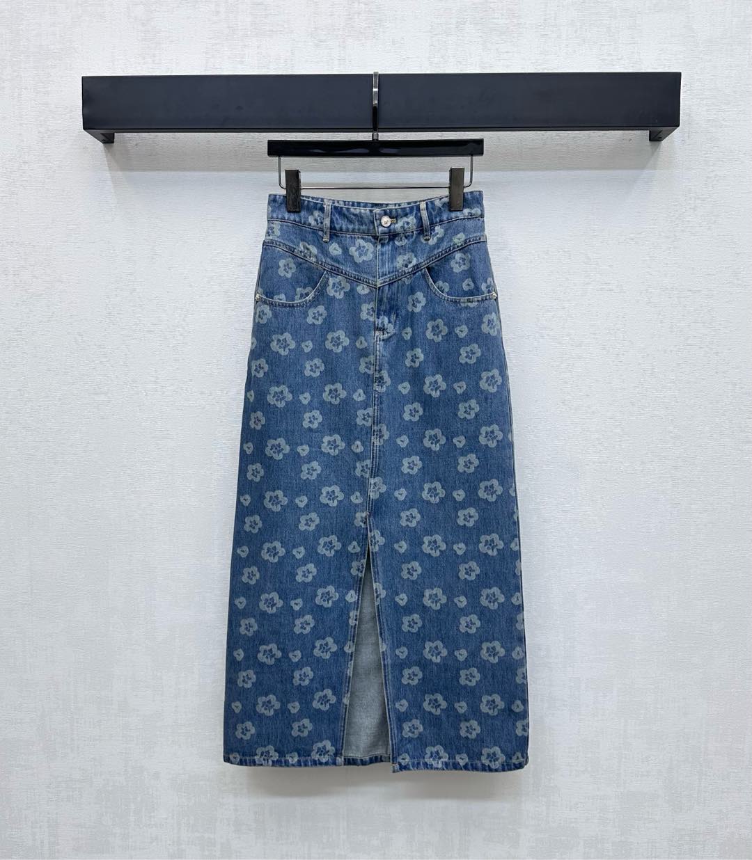 NO:451007,Chane*2025 new product is available for printing denim skirt custom YB twill cotton denim material Multi-enzyme washing made of old retro dark blue, full of camellia elements, highlighting the brand tone, decorated with symmetrical pocket-sized pocket-slit style design, combined with hem slit processing to add layering, surface auxiliary materials development, high waist straight skirt tailoring, can be matched with vest jackets in the same series, complete sets of fashionable and fashionable, can also be purchased separately High-version 36 38 40,,chanel, skirts, jackets & coats,alexander wang19860909Chane*2025新品上架印花牛仔半裙定制YB斜纹棉牛仔材质 多重酵素水洗做旧复古深蓝色 通体印满山茶花元素 彰显品牌调性 饰以对称插兜口袋版型设计 配合下摆开叉处理 增添造型层次感 面辅料开发 高腰直筒半裙剪裁 可搭配同系列马甲外套 成套穿搭时髦洋气 也可分开购入搭配  高版本36 38 40,,chanel,skirts,jackets & coats,alexander wang,Women's clothing