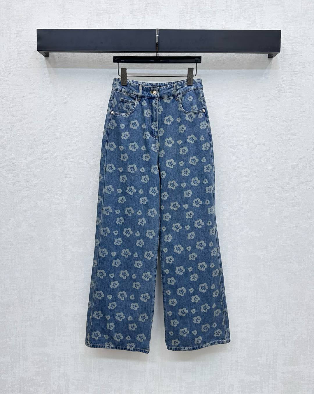 NO:450992,Chane*2025 new product is available for printing denim straight trousers customized YB twill cotton denim material Multi-enzyme washing made of old retro dark blue, full of camellia elements, highlighting the brand tone, symmetrical pocket-sized style design, adding layered look, surface auxiliary material development, high waist wide-leg trousers tailored, can be matched with vest jackets in the same series, complete sets of fashionable and fashionable, can also be purchased separately, high version 36 38 40,,chanel, jackets & coats,alexander wang19860909Chane*2025新品上架印花牛仔直筒裤定制YB斜纹棉牛仔材质 多重酵素水洗做旧复古深蓝色 通体印满山茶花元素 彰显品牌调性 对称插兜口袋版型设计 增添造型层次感 面辅料开发 高腰阔腿长裤剪裁 可搭配同系列马甲外套 成套穿搭时髦洋气 也可分开购入搭配  高版本36 38 40,,chanel,jackets & coats,alexander wang,Women's clothing