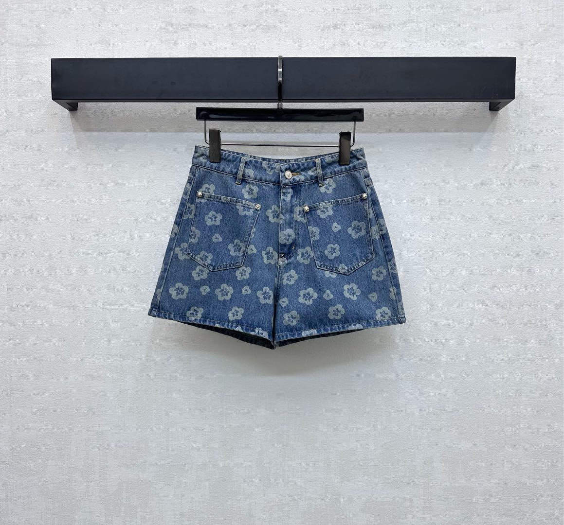 NO:450977,Chane*2025 new product is available for printing denim shorts customized YB twill cotton denim material Multi-enzyme washing made of old retro dark blue The whole body is full of camellia elements to highlight the brand tone Symmetric pocket style design Add styling layering Facial auxiliary material development High-waist button shorts tailoring can be matched with the same series vest jacket, complete sets of fashionable and fashionable, can also be purchased separately High-version 36 38 40,,chanel, shorts, jackets & coats,alexander wang19860909Chane*2025新品上架印花牛仔短裤定制YB斜纹棉牛仔材质 多重酵素水洗做旧复古深蓝色 通体印满山茶花元素 彰显品牌调性 对称口袋版型设计 增添造型层次感 面辅料开发 高腰系扣短裤剪裁 可搭配同系列马甲外套 成套穿搭时髦洋气 也可分开购入搭配  高版本36 38 40,,chanel,shorts,jackets & coats,alexander wang,Women's clothing