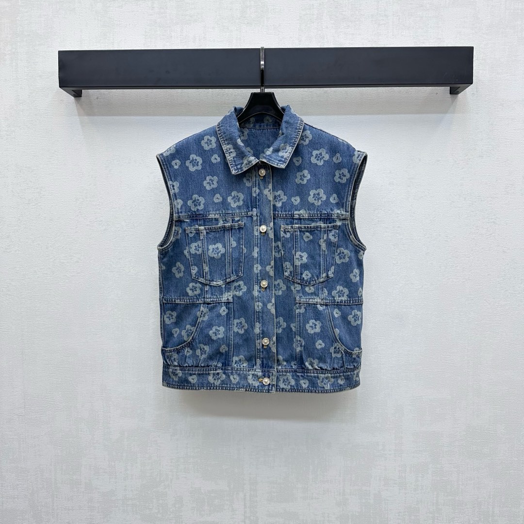 NO:451002,Chane*2025 new product is available for printing denim vest custom YB twill cotton denim material Multi-enzyme washing made of old retro dark blue, full of camellia elements, highlighting the brand tone, single row of front closure, heavy-duty printed round buckle adjustment design, combined with symmetrical pocket style decoration, add layered look, surface auxiliary material development, lapel vest jacket tailoring, can be matched with the same series of trousers and skirts, complete sets of fashionable and fashionable, can also be purchased separately, high-end version 36 38 40,,chanel, skirts, jackets & coats,alexander wang19860909Chane*2025新品上架印花牛仔马甲定制YB斜纹棉牛仔材质 多重酵素水洗做旧复古深蓝色 通体印满山茶花元素 彰显品牌调性 前襟单排重工印刻圆扣调节设计 配合对称口袋版型装饰 增添造型层次感 面辅料开发 翻领马甲外套剪裁 可搭配同系列裤裙 成套穿搭时髦洋气 也可分开购入搭配   高版本36 38 40,,chanel,skirts,jackets & coats,alexander wang,Women's clothing