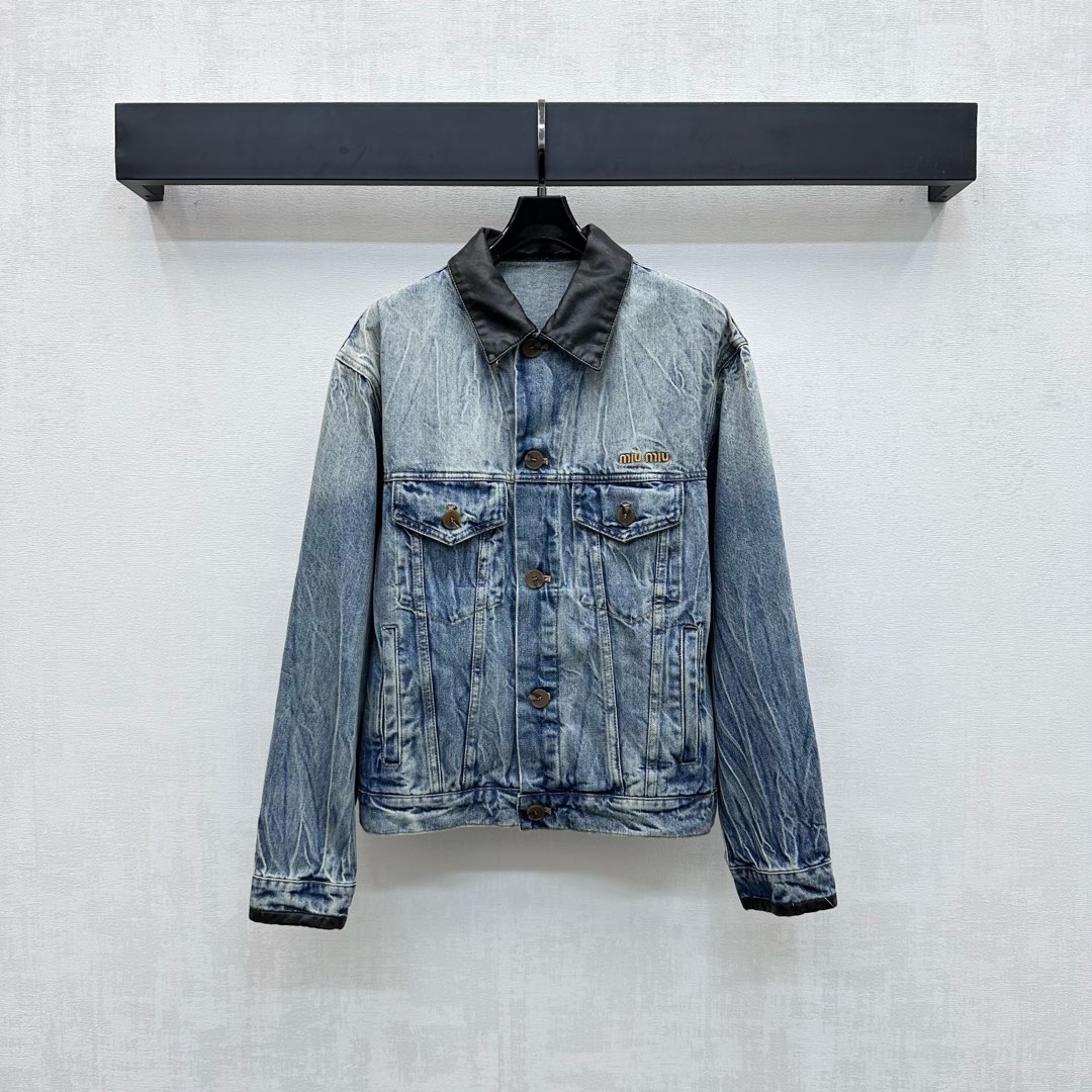 NO:450942,Miumi*2025 new product is on the shelves of spliced ​​denim jackets, custom YB twill cotton denim material, enzyme washing process, ready-made clothes are not easy to fade, the collar edge is then spliced ​​with black elk leather on the back to the cuff, forming a collision with the large body, and is decorated with iconic letters and logo embroidery embroidery on the chest pocket, showing the brand tone, use open-clad buttons to adjust, convenient to put on and take off, and add a sense of styling. The surface accessories development Lapel jacket jacket tailoring can be matched with long and shorts in the same series, details echo up and down, presenting a casual and free style of dressing. The set is fashionable and fashionable. You can also buy it separately. High-version,,miumiu, shorts, jackets & coats, jackets & coats, alexander wang19860909Miumi*2025新品上架拼接牛仔外套定制YB斜纹全棉牛仔材质 酵素水洗工艺 成衣不易掉色串色 领边随后背至袖口以黑色麋皮拼接 与大身形成碰撞 配合胸前口袋处饰以标志性字母徽标刺绣点缀装饰 彰显品牌调性 沿用开襟纽扣调节 方便穿脱 增添造型层次感 面辅料开发 翻领夹克外套剪裁 可搭配同系列长短裤 细节上下呼应 呈现随性自由的穿搭风格 成套穿搭时髦洋气 也可分开购入搭配 高版本,,miumiu,shorts,jackets & coats,jackets & coats,alexander wang,Women's clothing