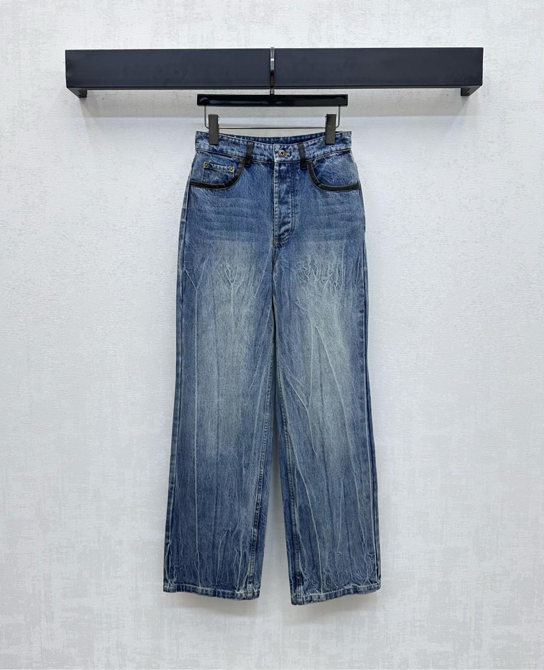 NO:450952,Miumi*2025 new product is on the shelves of spliced ​​denim straight trousers customized YB twill cotton denim material Enzyme washing process Preparatory clothes are not easy to fade, black elk leather is spliced ​​in the symmetrical pocket, collide with the big body, highlighting the brand tone, the whole body is grinding and white design, lighting up details, adding layered styling, surface auxiliary material development, high waist straight trousers tailoring, can be matched with jackets in the same series, details echo up and down, presenting a casual and free style of dressing, fashionable and fashionable, can also be purchased separately, high-version,,miumiu, jackets & coats, jackets & coats, alexander wang19860909Miumi*2025新品上架拼接牛仔直筒长裤定制YB斜纹棉牛仔材质 酵素水洗工艺 成衣不易掉色串色 对称插兜口袋处以黑色麋皮拼接 与大身形成碰撞 彰显品牌调性 通体磨白设计 点亮细节 增添造型层次感 面辅料开发 高腰直筒长裤剪裁 可搭配同系列夹克外套 细节上下呼应 呈现随性自由的穿搭风格 成套穿搭时髦洋气 也可分开购入搭配 高版本,,miumiu,jackets & coats,jackets & coats,alexander wang,Women's clothing