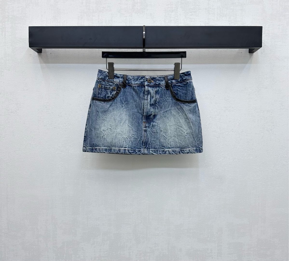 NO:450937,Miumi*2025 new product is on the shelves of spliced ​​denim short skirts, customized YB twill cotton denim material, enzyme washing process, ready-made clothes are not easy to fade, symmetrical pockets are spliced ​​with black elk leather, collide with the big body, highlighting the brand tone, the whole body is grinding and white design, lighting up details, adding layered styling, surface auxiliary materials development, high-waisted short skirt tailoring, can be matched with the same series of jackets, details echo up and down, presenting a casual and free style of dressing, fashionable and fashionable, can also be purchased separately, high-version,,miumiu, skirts, jackets & coats, jackets & coats, alexander wang19860909Miumi*2025新品上架拼接牛仔短裙定制YB斜纹棉牛仔材质 酵素水洗工艺 成衣不易掉色串色 对称插兜口袋处以黑色麋皮拼接 与大身形成碰撞 彰显品牌调性 通体磨白设计 点亮细节 增添造型层次感 面辅料开发 高腰系口短裙剪裁 可搭配同系列夹克外套 细节上下呼应 呈现随性自由的穿搭风格 成套穿搭时髦洋气 也可分开购入搭配 高版本,,miumiu,skirts,jackets & coats,jackets & coats,alexander wang,Women's clothing