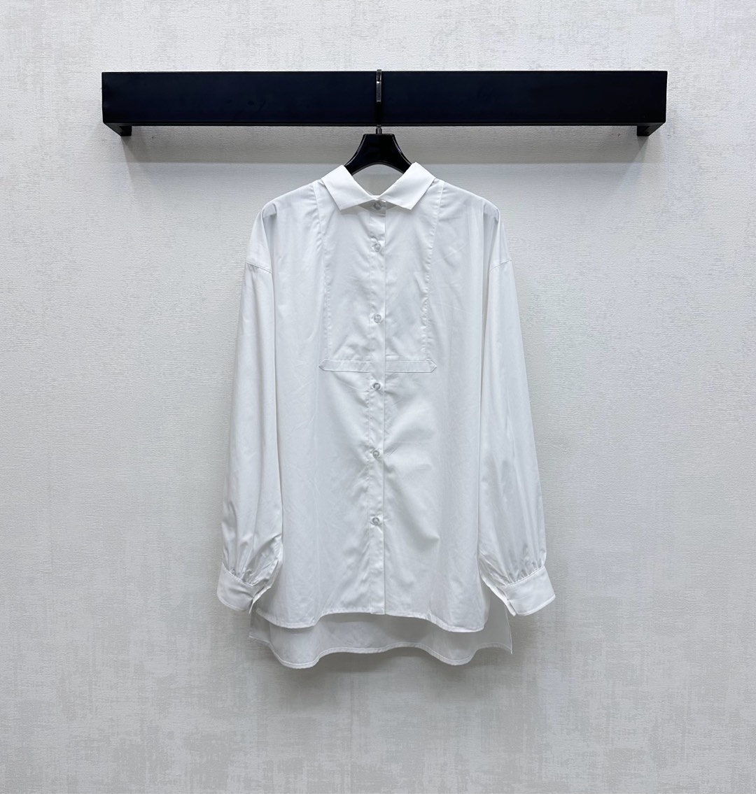 NO:450962,Loew*2025 new product on-the-shelf lapel long-sleeved shirt custom YB imported twill cotton material breathable and comfortable, smooth and textured, voxel color base, with the iconic letter leather logo on the back embellishment and decoration, highlighting the brand tone, open button adjustment design, add to the styling layering, simple and fashionable, surface auxiliary material development, lapel long-sleeved shirt tailoring, upper body fashionable temperament, daily commuting outfit casual and fashionable, high version 2 colors,,loewe,shirts,alexander wang19860909Loew*2025新品上架翻领长袖衬衫定制YB进口斜纹棉材质 透气舒适 垂顺有质 通体素色打底 配合背后标志性字母皮标点缀装饰 彰显品牌调性 开襟纽扣调节设计 增添造型层次感 简约时尚 面辅料开发 翻领长袖衬衣剪裁 上身时髦气质 日常通勤穿搭休闲时尚  高版本2色,,loewe,shirts,alexander wang,Women's clothing