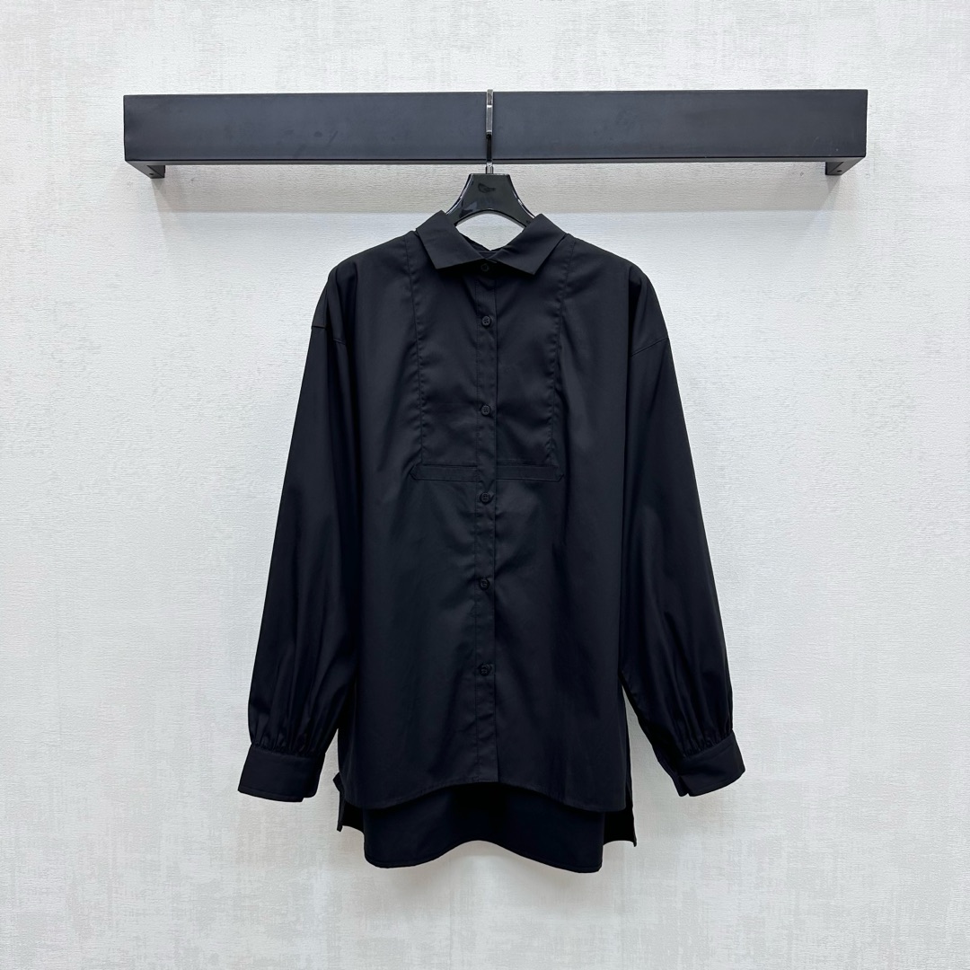 NO:450924,Loew*2025 new product on-the-shelf lapel long-sleeved shirt custom YB imported twill cotton material breathable and comfortable, smooth and textured, voxel color base, combined with the iconic letter leather logo on the back, highlighting the brand tone, open button adjustment design, add to the styling layering, simple and fashionable, surface auxiliary material development, lapel long-sleeved shirt tailoring, upper body fashionable temperament, daily commuting outfit casual and fashionable, high version 2 colors,,loewe,shirts,alexander wang19860909Loew*2025新品上架翻领长袖衬衫定制YB进口斜纹棉材质 透气舒适 垂顺有质 通体素色打底 配合背后标志性字母皮标点缀装饰 彰显品牌调性 开襟纽扣调节设计 增添造型层次感 简约时尚 面辅料开发 翻领长袖衬衣剪裁 上身时髦气质 日常通勤穿搭休闲时尚  高版本2色,,loewe,shirts,alexander wang,Women's clothing