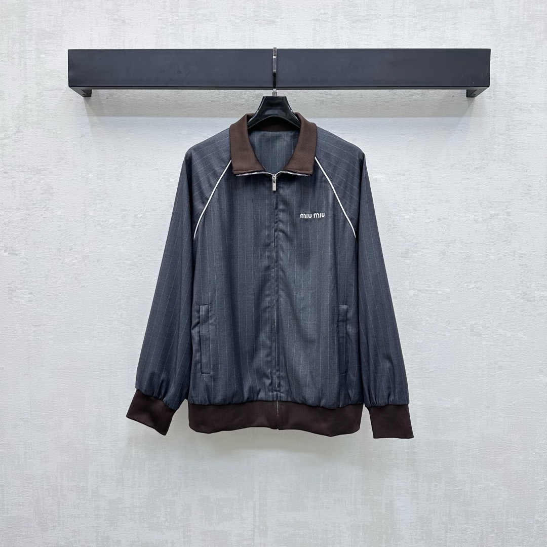 NO:450917,Miumi*2025 new product is on the shelves of spliced ​​zipper jacket custom YB imported blended wool material, smooth and smooth, not easy to wrinkle, more advanced texture, the whole body stripes are matched with collar cuffs, contrasting threaded webbing adjustment, adding layered look, three-dimensional cutting is more suitable for human body lines, breaking the traditional professional clothing style, the chest is embellished with iconic embroidered letter logo, highlighting the brand tone, surface auxiliary materials development, lapel loose jacket tailoring, can be matched with skirts and pants in the same series, complete sets of dressing are fashionable, high-end,,miumiu, skirts, jackets & coats, jackets & coats, alexander wang19860909Miumi*2025新品上架拼接拉链夹克外套定制YB进口混纺羊毛材质 光泽垂顺 穿搭不易皱褶 质感更为高级 通体条纹配合领边袖口衣摆撞色螺纹织带调节 增添造型层次感 立体裁剪更贴合人体线条 打破传统职业装风格 胸前饰以标志性刺绣字母徽标点缀 彰显品牌调性 面辅料开发 翻领宽松外套剪裁 可搭配同系列裙裤装 成套穿搭气质时髦 高版本,,miumiu,skirts,jackets & coats,jackets & coats,alexander wang,Women's clothing
