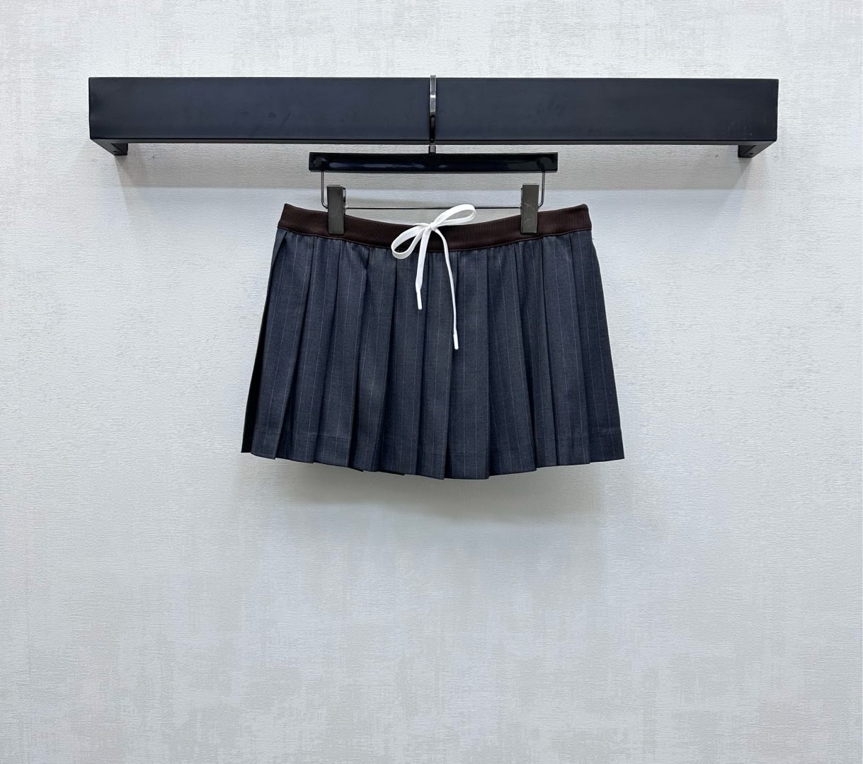 NO:450956,Miumi*2025 new product is available on the shelves of high-waist drawstring pleated skirts, custom YB imported blended wool material, smooth and smooth, not easy to wrinkle, more advanced texture, whole body stripes and waist contrasting threaded webbing adjustment, three-dimensional cutting is more suitable for the legs, inclusive figure, showing the good proportion of long legs, waist drawstring contrasting design, add to the sense of styling, breaking the traditional professional clothing style, embellished with iconic embroidered letter logo, highlighting the brand tone, surface auxiliary material development, elastic waist pleated short skirt tailoring, can be matched with jackets in the same series, complete sets of dressing are fashionable, high-end,,miumiu, skirts, jackets & coats, jackets & coats, alexander wang19860909Miumi*2025新品上架高腰抽绳百褶半裙定制YB进口混纺羊毛材质 光泽垂顺 穿搭不易皱褶 质感更为高级 通体条纹配合腰头撞色螺纹织带调节 立体裁剪更贴合人身腿部线条 包容身材展现长腿好比例 腰间抽绳撞色设计 增添造型层次感 打破传统职业装风格 背后饰以标志性刺绣字母徽标点缀 彰显品牌调性 面辅料开发 松紧腰百褶短裙剪裁 可搭配同系列夹克外套 成套穿搭气质时髦 高版本,,miumiu,skirts,jackets & coats,jackets & coats,alexander wang,Women's clothing