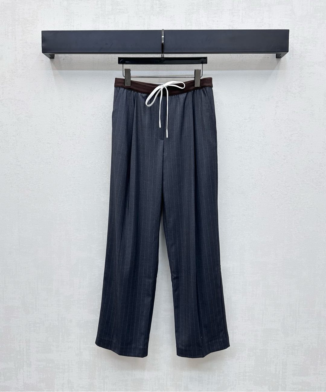 NO:450927,Miumi*2025 new product is available on the shelves of high-waist drawstring suit trousers customized with YB imported blended wool material, smooth and smooth, not easy to wrinkle, more advanced texture, full body stripes and waist contrasting threaded webbing adjustment, three-dimensional cutting is more suitable for the legs, inclusive figure to show the proportion of long legs, waist drawstring contrasting design, add to the sense of styling, breaking the traditional professional suit style, the back pocket is decorated with iconic embroidered letter logo, highlighting the brand tone, surface auxiliary material development, elastic waist straight trousers tailored, can be matched with jackets in the same series, complete sets of dressing are fashionable, high-end,,miumiu, jackets & coats, jackets & coats, business suit, alexander wang19860909Miumi*2025新品上架高腰抽绳西装长裤定制YB进口混纺羊毛材质 光泽垂顺 穿搭不易皱褶 质感更为高级 通体条纹配合腰头撞色螺纹织带调节 立体裁剪更贴合人身腿部线条 包容身材展现长腿好比例 腰间抽绳撞色设计 增添造型层次感 打破传统职业装风格 后口袋饰以标志性刺绣字母徽标点缀 彰显品牌调性 面辅料开发 松紧腰直筒西裤剪裁 可搭配同系列夹克外套 成套穿搭气质时髦 高版本,,miumiu,jackets & coats,jackets & coats,business suit,alexander wang,Women's clothing