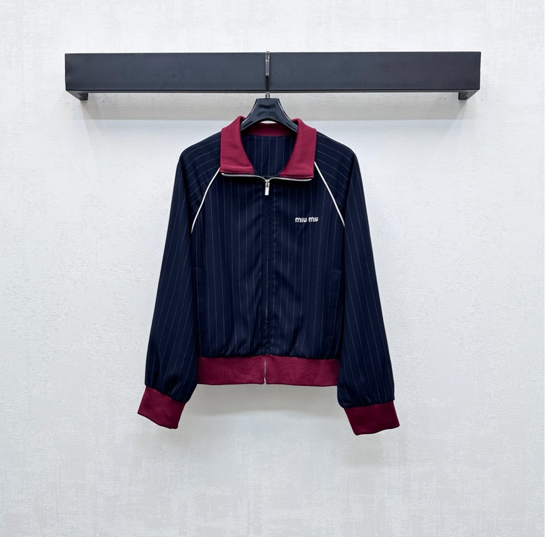 NO:450936,Miumi*2025 new product is on the shelves of spliced ​​jackets custom YB imported cotton material. The texture is high-end and the gloss is obvious. The whole body striped texture is matched with the contrasting thread splicing design of the collar hem cuffs to add a sense of styling. The chest is decorated with iconic embroidered letters and logos to highlight the brand tone. The surface and auxiliary materials development zone. Lapel jacket jacket tailoring can be matched with the same series of skirts and pants. The complete set is casual and college-like, and meets the various needs of commuting and dating. High-end version,,miumiu, skirts, jackets & coats, jackets & coats, alexander wang19860909Miumi*2025新品上架拼接夹克外套定制YB进口人棉材质 质感高级 光泽感明显 通体条纹肌理配合领边下摆袖口撞色螺纹拼接设计 增添造型层次感 胸前饰以标志性刺绣字母徽标点缀 彰显品牌调性 面辅料开发区 翻领夹克外套剪裁 可搭配同系列裙裤装 成套穿着休闲学院感更加统一协调 满足通勤约会多种需求 高版本,,miumiu,skirts,jackets & coats,jackets & coats,alexander wang,Women's clothing