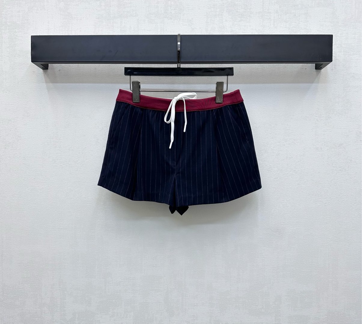 NO:450946,Miumi*2025 new product is on the shelves of spliced ​​drawstring shorts customized YB imported cotton material. The texture is high-end and the gloss is obvious. The whole body striped texture is matched with the contrasting thread splicing design of waist and head to add a sense of layering. The back pocket is decorated with iconic embroidered letter logo to highlight the brand tone. The surface and auxiliary materials development zone. Drawstring wide-leg shorts cut can be matched with the same series of jackets. The complete set is casual and college-like. It meets the various needs of commuting and dating. High-end version,,miumiu, shorts, jackets & coats, jackets & coats, alexander wang19860909Miumi*2025新品上架拼接抽绳短裤定制YB进口人棉材质 质感高级 光泽感明显 通体条纹肌理配合腰头撞色螺纹拼接设计 增添造型层次感 后口袋饰以标志性刺绣字母徽标点缀 彰显品牌调性 面辅料开发区 抽绳阔腿短裤剪裁 可搭配同系列夹克外套 成套穿着休闲学院感更加统一协调 满足通勤约会多种需求 高版本,,miumiu,shorts,jackets & coats,jackets & coats,alexander wang,Women's clothing