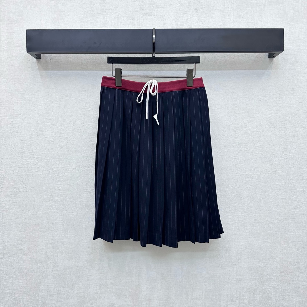 NO:450926,Miumi*2025 new product is on the shelves of spliced ​​pleated skirts, custom YB imported cotton material, high-quality texture, obvious gloss, the whole body striped texture is combined with the contrasting thread splicing design of waist, adding layered texture, and embellished with iconic embroidered letter logos to highlight the brand tone. Face and auxiliary materials development zone, drawstring pleated skirt tailoring, can be matched with the same series of jackets, complete sets of casual and college feel more unified and coordinated, meeting various needs for commuting and dating. High-end version,,miumiu, skirts, jackets & coats, jackets & coats, alexander wang19860909Miumi*2025新品上架拼接百褶半裙定制YB进口人棉材质 质感高级 光泽感明显 通体条纹肌理配合腰头撞色螺纹拼接设计 增添造型层次感 背后饰以标志性刺绣字母徽标点缀 彰显品牌调性 面辅料开发区 抽绳百褶半身裙剪裁 可搭配同系列夹克外套 成套穿着休闲学院感更加统一协调 满足通勤约会多种需求 高版本,,miumiu,skirts,jackets & coats,jackets & coats,alexander wang,Women's clothing