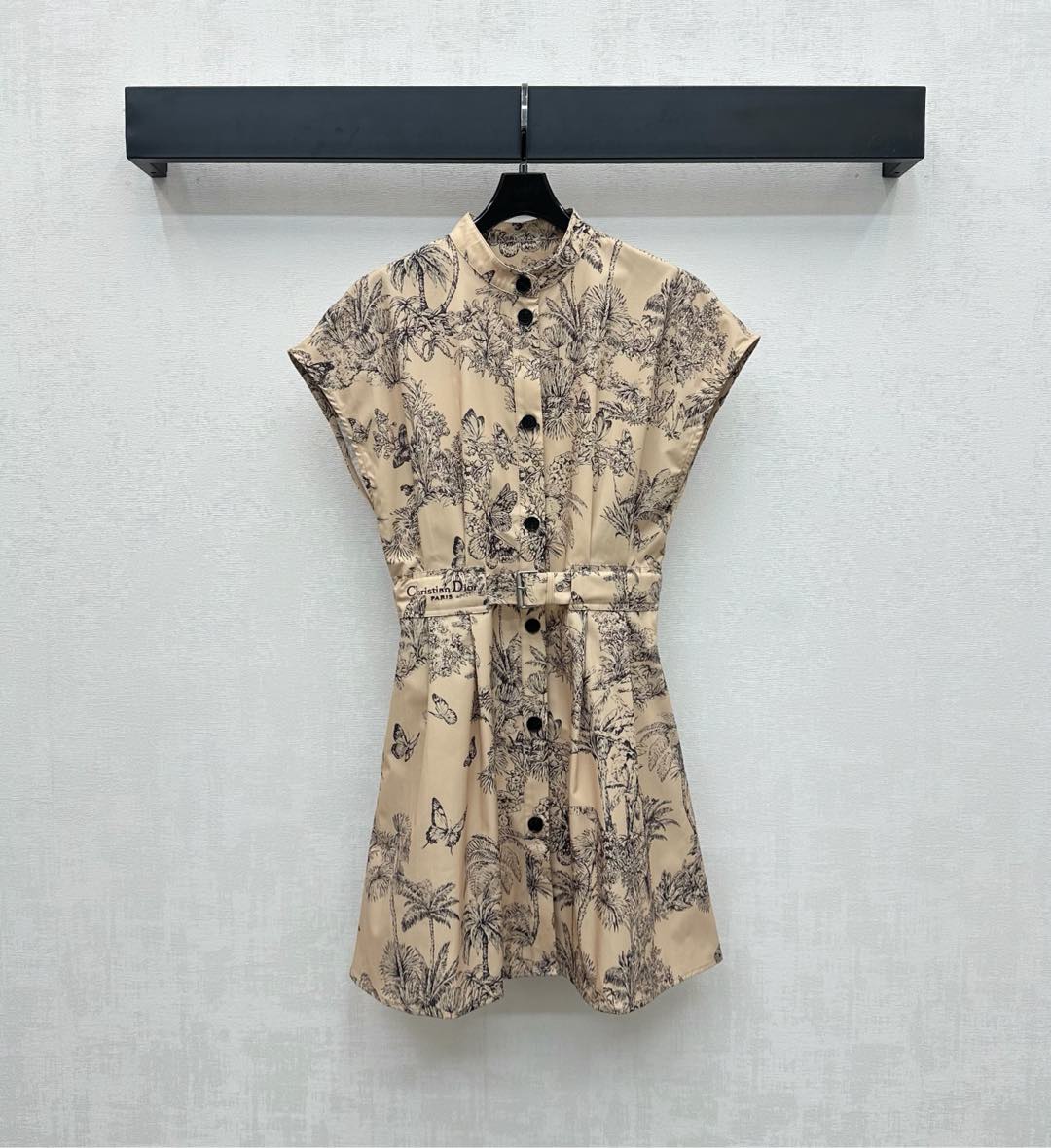 NO:450953,Dio*2025 new product lapel wide-sleeved printed dress customized YB twill cotton material, textured and sleek, stylish, with large areas of natural elements of animals and plants as the highlight, echoing the refreshing vacation atmosphere of the hot summer, with the embroidery embroidery at the waist embossed, highlighting the brand tone, using full-clad button adjustment, matching with the perforated design of this cloth waist, dividing the upper and lower proportions, adding a sense of styling, development of auxiliary materials, lapel short-sleeved dress tailoring, the upper body is more fashionable, high-version, dior, skirts, T-shirt, alexander wang19860909Dio*2025新品上架翻领阔袖印花连衣裙定制YB斜纹棉材质 质感光泽 垂顺有型通体以大面积动植物自然元素为亮点 呼应炎炎夏日的清爽度假气息 配合腰间标志性字母刺绣点缀装饰 彰显品牌调性 沿用全开襟纽扣调节 搭配本布腰带穿孔设计勾勒腰身 划分上下比例 增添造型层次感 面辅料开发 翻领短袖连衣裙剪裁 上身更为洋气时髦  高版本,,dior,skirts,T-shirt,alexander wang,Women's clothing