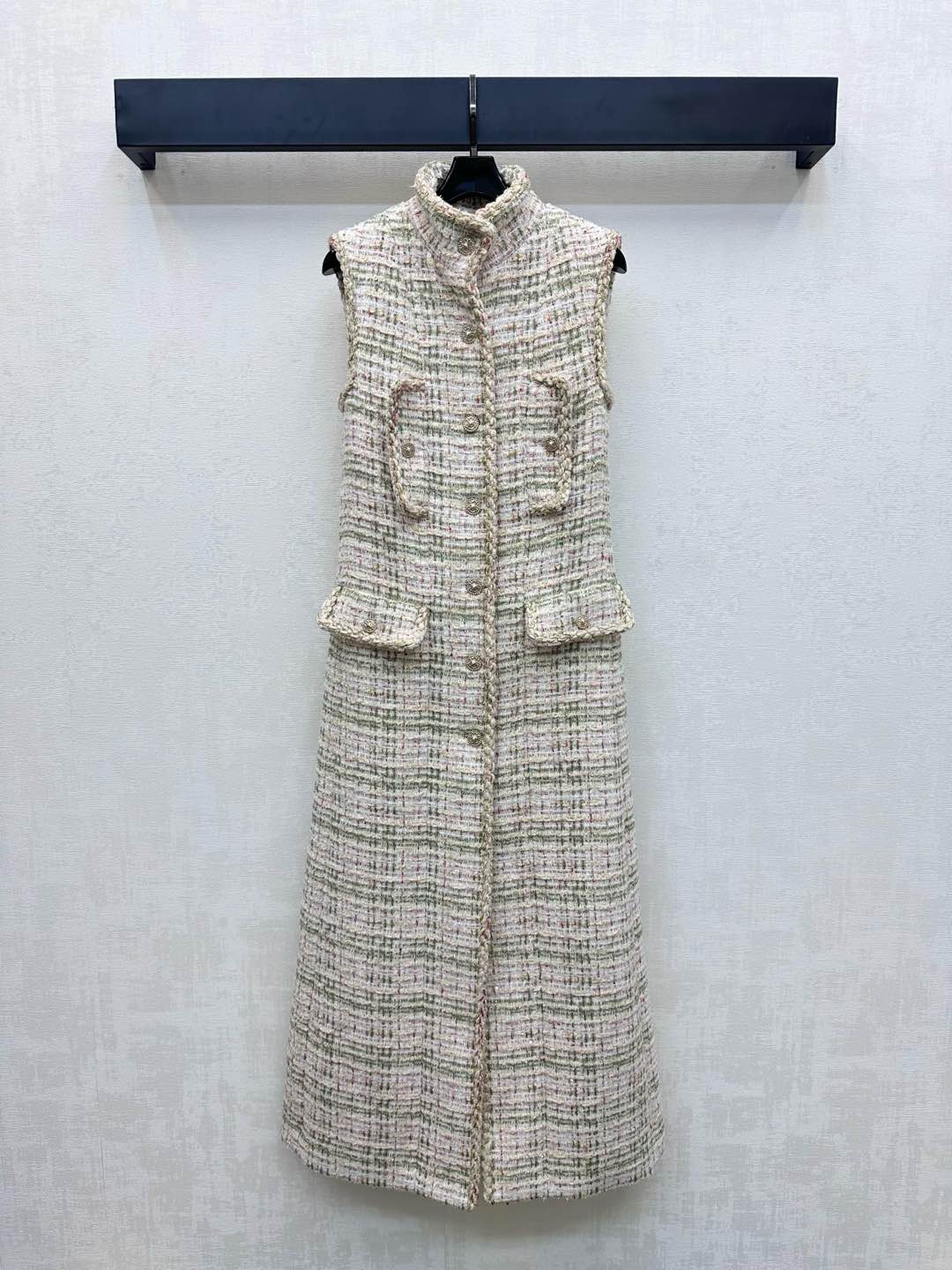 NO:450970,Chane*2025 new product is on the shelves of woven dress with wool long skirts with wool skirts. Customized YB imported coarse wool woolen material. The texture is obvious. The rough striped wool fabric creates a famous style. Long style can be used as a vest jacket or dress. The front closure is single-row heavy-duty printed round button adjustment design highlights the brand tone. Exquisite yellow-green woven texture. The slits on both sides of the hem are lit tone. Light up details. Add a sense of styling. The development of auxiliary materials. Sleeveless dress tailoring. The first choice for fashionable and exquisite outfits. High-version 36 38 40,,chanel, skirts, jackets & coats,alexander wang19860909Chane*2025新品上架编织洋装捆边马甲长裙定制YB进口粗纺羊毛呢材质 肌理明显 粗花条纹毛呢面料打造名媛风典范 长款可做马甲外套或连衣裙穿搭 前襟单排重工印刻圆扣调节设计 彰显品牌调性 精致黄绿色系编织纹理 衣摆两侧开衩处理 点亮细节 增添造型层次感 面辅料开发 无袖连衣裙剪裁 时髦精穿搭首选  高版本36 38 40,,chanel,skirts,jackets & coats,alexander wang,Women's clothing