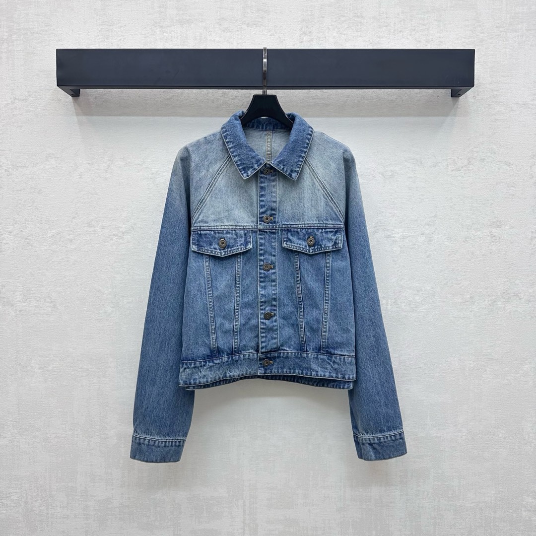 NO:450979,Loew*2025 new product lapel denim jacket customized YB twill cotton denim material Enzyme washing process Preparation clothes are not easy to fade, color and color are grinding all-in-one design With symmetrical flip pocket treatment on the chest, adding layered look, open buttons and printed iconic letter logo, matching with leather card embellishment decoration behind the matching, highlighting the brand tone, surface auxiliary material development Lapel jacket jacket tailoring can be matched with the same series of trousers, complete sets of dressing are fashionable and fashionable, details echo up and down, and can also be purchased separately. High-end version, loewe, jackets & coats, jackets & coats, alexander wang19860909Loew*2025新品上架翻领牛仔外套定制YB斜纹全棉牛仔材质 酵素水洗工艺 成衣不易掉色串色 通体磨白设计 配合胸前对称翻盖口袋处理 增添造型层次感 开襟纽扣刻印标志性字母徽标 搭配背后融入皮牌点缀装饰 彰显品牌调性 面辅料开发 翻领夹克外套剪裁 可搭配同系列长裤 成套穿搭时髦洋气 细节上下呼应 也可分开购入搭配 高版本,,loewe,jackets & coats,jackets & coats,alexander wang,Women's clothing