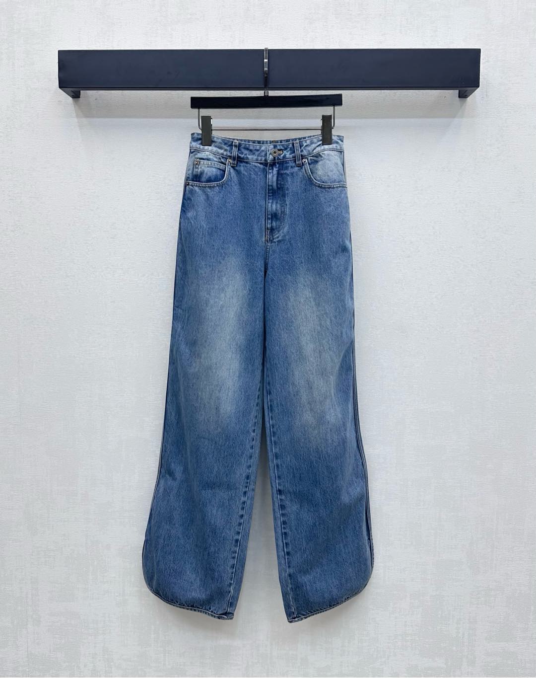 NO:450971,Loew*2025 new product is available on the shelves of high-waist denim straight-leg pants customized YB twill cotton denim material Enzyme washing process Preparation is not easy to fade color, color-shaping of clothes, whitening design with symmetrical pocket style, add layered styling, asymmetric slits on the outside of the trouser legs to modify the leg shape, rich visual effect, iconic letters and leather tags are incorporated into the back waist to highlight the brand tone, surface auxiliary material development, high-waist buckle straight-leg pants tailoring, can be matched with jackets in the same series, complete sets of dressing are fashionable and fashionable, details echo up and down, and can also be purchased separately. High-version,,loewe, jackets & coats, jackets & coats,alexander wang19860909Loew*2025新品上架高腰牛仔直筒裤定制YB斜纹全棉牛仔材质 酵素水洗工艺 成衣不易掉色串色 通体磨白设计配合对称口袋版型处理 增添造型层次感 裤腿外侧不对称开衩裁剪修饰腿形 丰富视觉效果 后腰融入标志性字母皮标点缀装饰 彰显品牌调性 面辅料开发 高腰系扣直筒裤剪裁 可搭配同系列夹克外套 成套穿搭时髦洋气 细节上下呼应 也可分开购入搭配 高版本,,loewe,jackets & coats,jackets & coats,alexander wang,Women's clothing