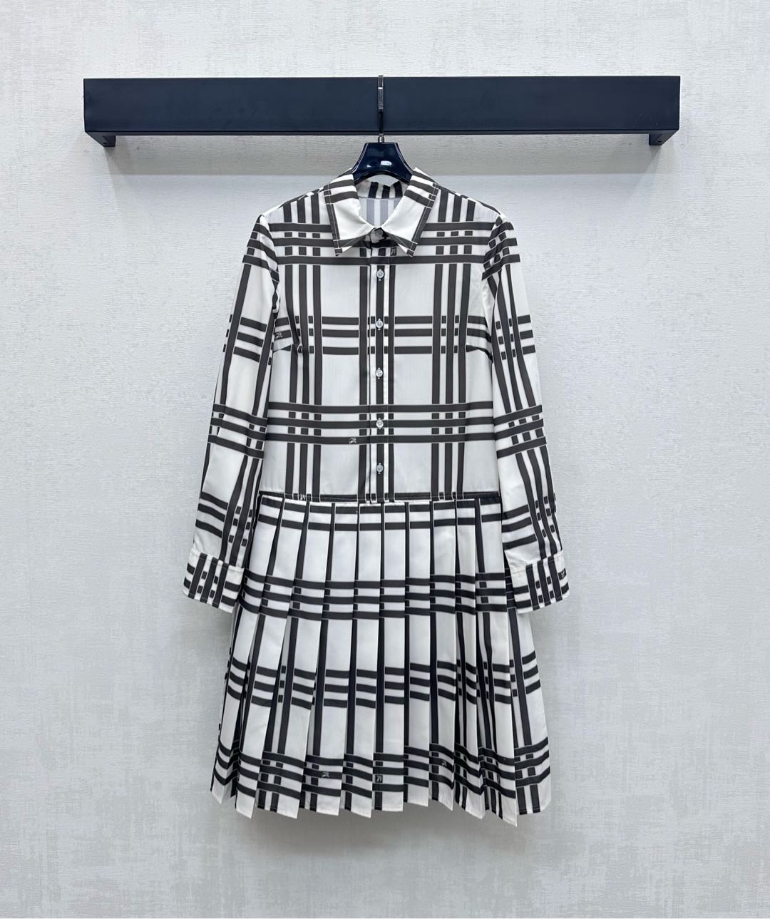 NO:452152,Bur BBR*2025 new product is available. Check lapel dress. Customized YB imported twill thick material. Comfortable and sleek. Full-printed logo plaid elements embellish the war horse logo. Shows the brand tone. Half-paced button adjustment is combined with neat pleated skirt design. Adds styling layering. Modify the waist and hips to outline the graceful body. Facial and auxiliary materials development. Lapel pleated dress tailoring. The first choice for high-intelligent temperament. High-end version, burberry, skirts, alexander wang19860909Bur BBR*2025新品上架 格纹翻领连衣裙 定制YB进口斜纹稠材质 舒适垂顺有型 通体满印标志性格纹元素点缀战马徽标 彰显品牌调性 半开襟纽扣调节配合利落压褶裙摆设计 增添造型层次感 修饰腰臀勾勒曼妙身形 面辅料开发 翻领百褶连衣裙剪裁 高智感气质穿搭首选 高版本,,burberry,skirts,alexander wang,Women's clothing