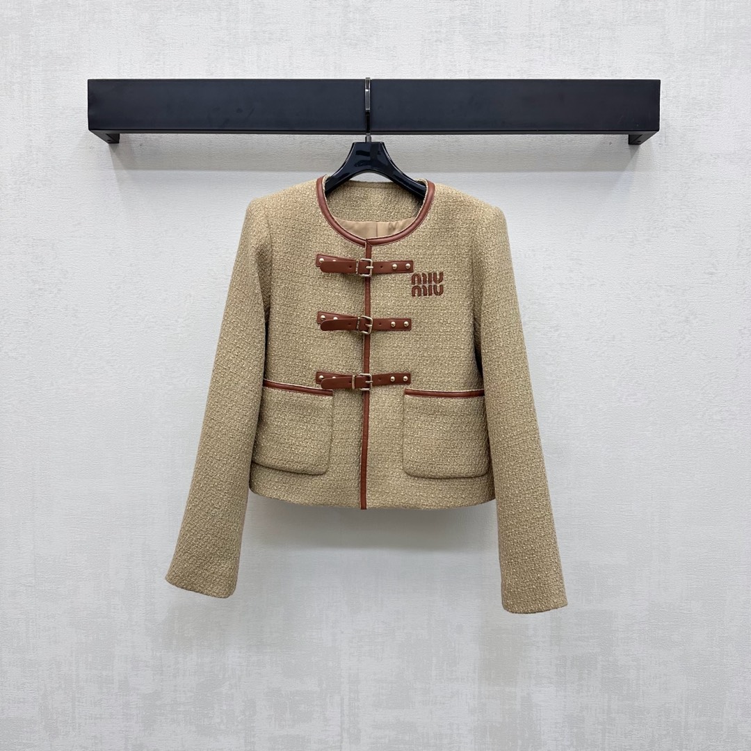 NO:452160,Miumi*2025 new product is available on the shelves of round neck woolen dress jackets, customized YB imported woolen rough material, crisp and stylish, full of quality. The neckline is designed with leather edging, echoing the cuff lace, and is adjusted with leather buckles. Rich visual effects. The iconic letter logo on the chest is lit to highlight the brand tone, showing the temperament of the celebrity, double-sided pocket decoration, adding layered look, facial accessories, round neck long-sleeved jacket tailoring, commuting and date outfits neat and fashionable, high-version 2 colors,,miumiu, jackets & coats,alexander wang19860909Miumi*2025新品上架圆领毛呢洋装外套定制YB进口毛呢粗纺材质 挺括有型 品相十足 领口沿用皮革包边设计 与袖口衣襟呼应 配合皮革伴扣调节处理 丰富视觉效果 胸前点缀标志性字母徽标点亮 彰显品牌调性 尽显名媛气质感 双侧口袋装饰 增添造型层次感 面辅料开发 圆领长袖外套剪裁 通勤约会穿搭利落时髦   高版本2色,,miumiu,jackets & coats,alexander wang,Women's clothing