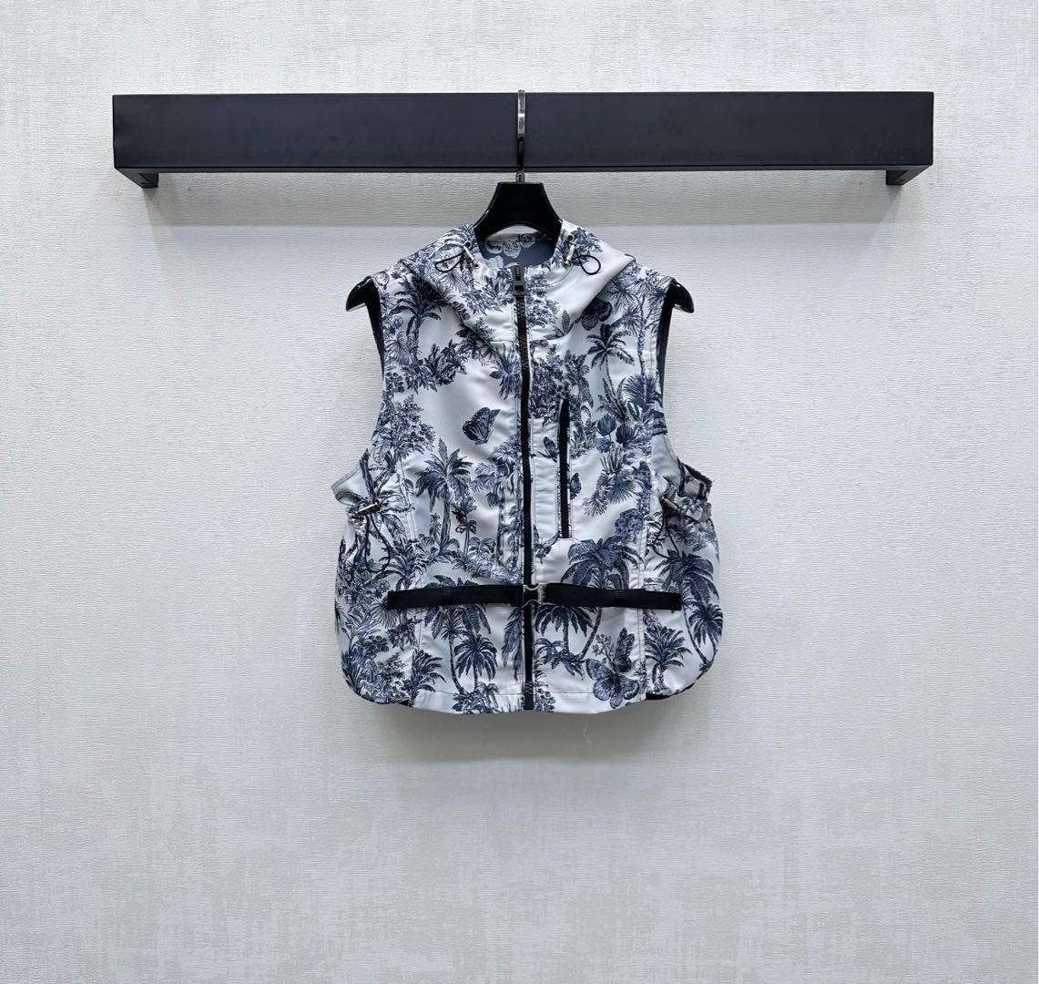 NO:452792,Dio*2025 new product is on the shelves of Jacquard Hooded Vest Customized YB imported Jacquard material, crisp and stylish, full texture, large area of ​​tropical coconut tree butterfly pattern, highlighting the brand tone. The back is decorated with letter logo jacquard webbing splicing design and waist-side symmetrical silhouette pocket decoration to add layering of the shape, central axis drawstring buckle adjustment, more portable and practical, surface auxiliary material development, hooded vest jacket tailoring, can be matched with skirts and pants in the same series, complete set of upper body shows a good proportion of long legs, commuting and dating outfits, high-end version,,dior, skirts, jackets & coats,hats,alexander wang19860909Dio*2025新品上架提花冲锋连帽马甲定制YB进口提花冲锋材质 挺括有型 质感十足 通体大面积热带风情椰树蝴蝶图案 彰显品牌调性 后背饰以字母徽标提花织带拼接设计配合腰侧对称廓形口袋装饰 增添造型层次感 中轴抽绳带扣调节处理 更便携实用 面辅料开发 连帽马甲外套剪裁 可搭配同系列裙裤装 成套上身穿出长腿好比例 通勤约会穿搭出彩时髦  高版本,,dior,skirts,jackets & coats,hats,alexander wang,Women's clothing
