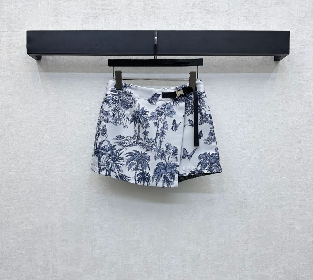 NO:452786,Dio*2025 new product is on the shelves of Jacquard Skirts Customized YB imported jacquard materials, crisp and stylish, full texture, large area of ​​tropical coconut butterfly pattern, highlighting the brand tone. The waist is decorated with one side of the card and is connected to adjust the design to add layering of the shape, more flexible and convenient. Developed with auxiliary materials. One-piece skirts and pants tailoring. It can be matched with the same series of vest jackets. The whole set of upper body shows a good proportion of long legs. The commuting and dating outfit is brilliant and fashionable. High-end version,,dior, skirts, jackets & coats,alexander wang19860909Dio*2025新品上架提花冲锋裙裤定制YB进口提花冲锋材质 挺括有型 质感十足 通体大面积热带风情椰树蝴蝶图案 彰显品牌调性 腰间单侧饰以按卡银扣连接调节设计 增添造型层次感 更灵活便利 面辅料开发 一片式裙裤剪裁 可搭配同系列马甲外套 成套上身穿出长腿好比例 通勤约会穿搭出彩时髦  高版本,,dior,skirts,jackets & coats,alexander wang,Women's clothing