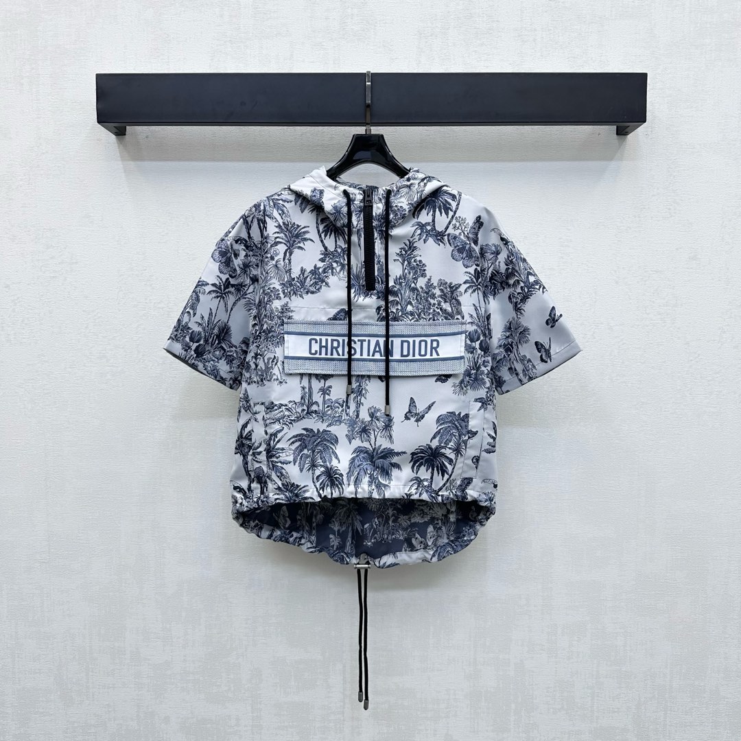 NO:452780,Dio*2025 new product launches on the shelves of Jacquard Hooded Short-sleeved Top Customized YB imported jacquard charge material, crisp and stylish, full texture, large area of ​​tropical coconut tree butterfly pattern, highlighting the brand tone, half-open zipper adjustment with chest flip pocket letters, logo jacquard webbing design, add layered shape, short front and long hem cut drawstring tightening treatment, more flexible and convenient, surface auxiliary material development, hooded short sleeve top cut, can be matched with skirts and pants in the same series, complete set of tops to create a good proportion of long legs, commuting and dating outfits, fashionable, high version, dior, skirts, T-shirt, hats, alexander wang19860909Dio*2025新品上架提花连帽短袖上衣定制YB进口提花冲锋材质 挺括有型 质感十足 通体大面积热带风情椰树蝴蝶图案 彰显品牌调性 半开襟拉链调节配合胸前翻盖口袋字母徽标提花织带设计 增添造型层次感 前短后长下摆裁剪抽绳收紧处理 更灵活便利 面辅料开发 连帽短袖上衣剪裁 可搭配同系列裙裤装 成套上身穿出长腿好比例 通勤约会穿搭出彩时髦  高版本,,dior,skirts,T-shirt,hats,alexander wang,Women's clothing