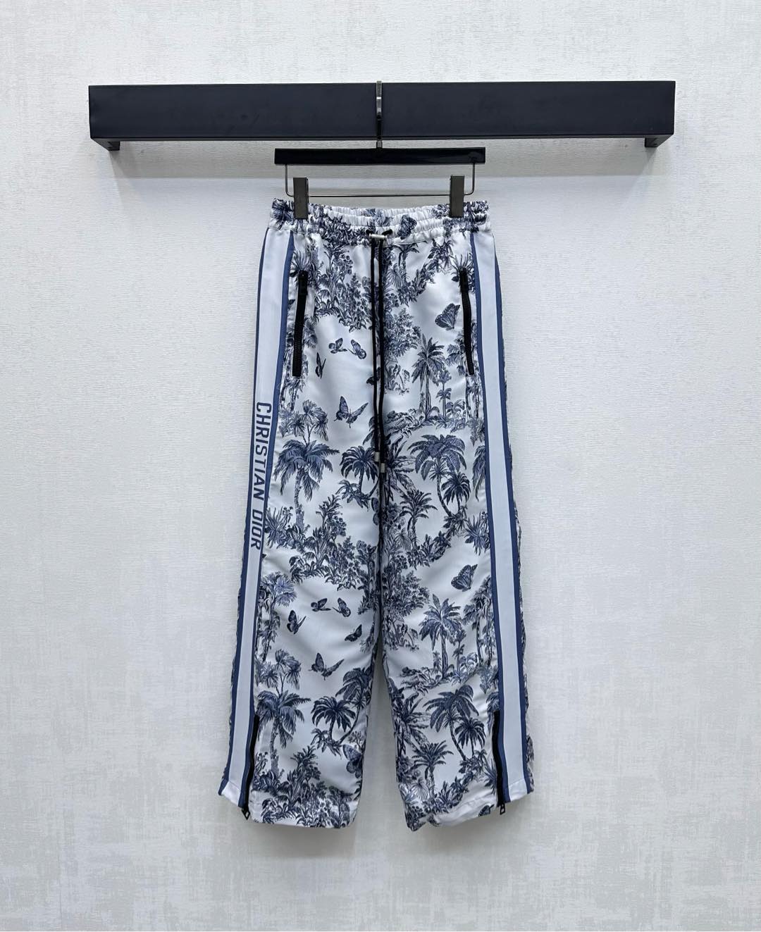 NO:452803,Dio*2025 new product is on the shelves of Jacquard webbing trousers customized YB imported jacquard charge material, crisp and stylish, full texture, large area of ​​tropical coconut tree butterfly pattern, highlighting the brand tone, side decoration is letter logo jacquard webbing splicing design with zipper pocket decoration, add layered look, trousers legs are split, more convenient and practical, surface auxiliary materials development, elastic wide-leg trousers tailored, can be matched with vest jackets in the same series, complete sets of long legs, commuting and dating outfits are brilliant and fashionable, high-end version,,dior,jackets & coats,alexander wang19860909Dio*2025新品上架提花织带长裤定制YB进口提花冲锋材质 挺括有型 质感十足 通体大面积热带风情椰树蝴蝶图案 彰显品牌调性 侧边饰以字母徽标提花织带拼接设计配合拉链口袋装饰 增添造型层次感 裤脚开叉处理 更便利实用 面辅料开发 弹力阔腿长裤剪裁 可搭配同系列马甲外套 成套上身穿出长腿好比例 通勤约会穿搭出彩时髦 高版本,,dior,jackets & coats,alexander wang,Women's clothing